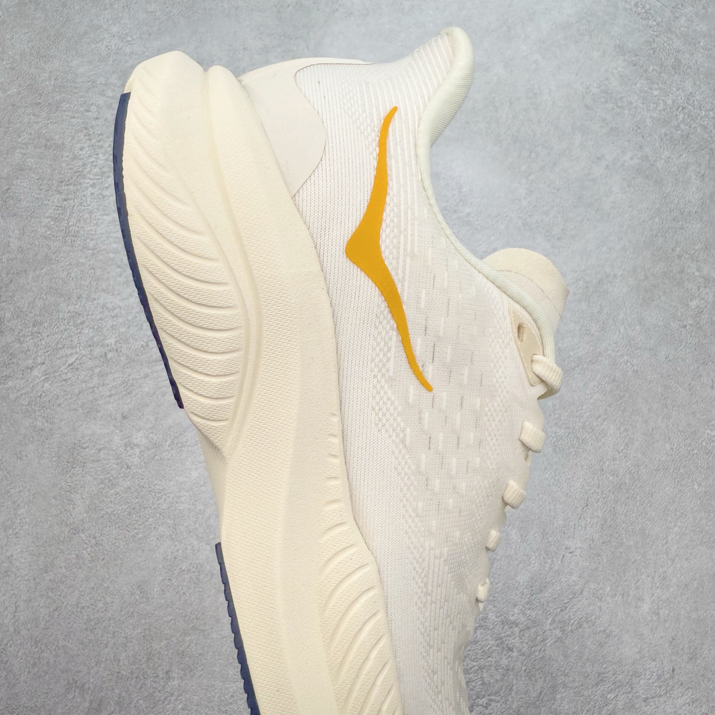 图片[6]-＃特价福利 HOKA ONE ONE MACH 马赫6 柔软舒适Y2K复古跑鞋防滑耐磨低帮跑步鞋 鞋面上部使用了编织紧密的单层提花网纱（Creel Jacquard）针织技术，虽然初穿时中足部位包裹稍显紧绷，但在几次穿着跑步后会好转，材料舒适贴合，无热点或刺激现象出现。鞋带系统标准配置，鞋带质量理想，鞋舌薄而填充少，内外两侧完全接合，能很好地包裹足部。Mach 6的中底摒弃了先前Mach 5所使用的PROFLY+双层中底和橡胶化泡沫，转而采用全新的SCF（超级临界泡沫）EVA材料，该材料为跑者提供了更明显的回弹感，在落地时能够快速反弹推离地面。相较于Mach 5的软弹着地感，Mach 6带来了一种显著不同的跑步体验。尺码：36 36.5 37.5 38 38.5 39 40 40.5 41 42 42.5 43 44 44.5 45-选品中心