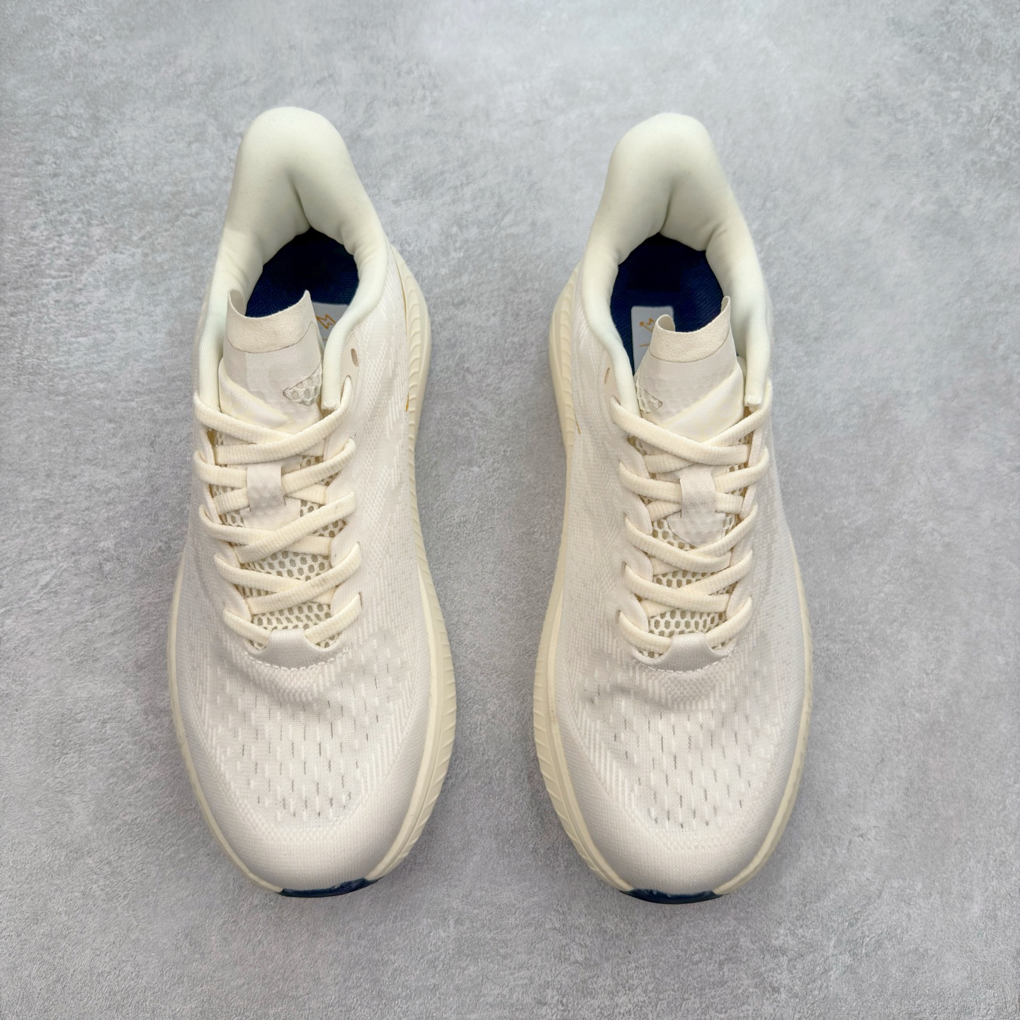 图片[2]-＃特价福利 HOKA ONE ONE MACH 马赫6 柔软舒适Y2K复古跑鞋防滑耐磨低帮跑步鞋 鞋面上部使用了编织紧密的单层提花网纱（Creel Jacquard）针织技术，虽然初穿时中足部位包裹稍显紧绷，但在几次穿着跑步后会好转，材料舒适贴合，无热点或刺激现象出现。鞋带系统标准配置，鞋带质量理想，鞋舌薄而填充少，内外两侧完全接合，能很好地包裹足部。Mach 6的中底摒弃了先前Mach 5所使用的PROFLY+双层中底和橡胶化泡沫，转而采用全新的SCF（超级临界泡沫）EVA材料，该材料为跑者提供了更明显的回弹感，在落地时能够快速反弹推离地面。相较于Mach 5的软弹着地感，Mach 6带来了一种显著不同的跑步体验。尺码：36 36.5 37.5 38 38.5 39 40 40.5 41 42 42.5 43 44 44.5 45-选品中心