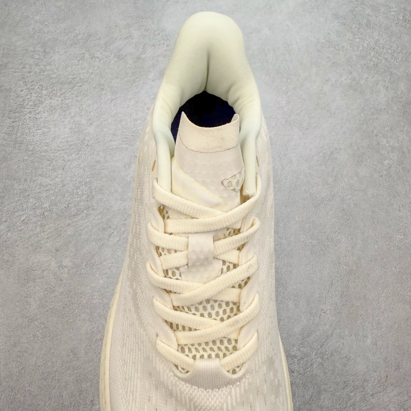 图片[5]-＃特价福利 HOKA ONE ONE MACH 马赫6 柔软舒适Y2K复古跑鞋防滑耐磨低帮跑步鞋 鞋面上部使用了编织紧密的单层提花网纱（Creel Jacquard）针织技术，虽然初穿时中足部位包裹稍显紧绷，但在几次穿着跑步后会好转，材料舒适贴合，无热点或刺激现象出现。鞋带系统标准配置，鞋带质量理想，鞋舌薄而填充少，内外两侧完全接合，能很好地包裹足部。Mach 6的中底摒弃了先前Mach 5所使用的PROFLY+双层中底和橡胶化泡沫，转而采用全新的SCF（超级临界泡沫）EVA材料，该材料为跑者提供了更明显的回弹感，在落地时能够快速反弹推离地面。相较于Mach 5的软弹着地感，Mach 6带来了一种显著不同的跑步体验。尺码：36 36.5 37.5 38 38.5 39 40 40.5 41 42 42.5 43 44 44.5 45-选品中心