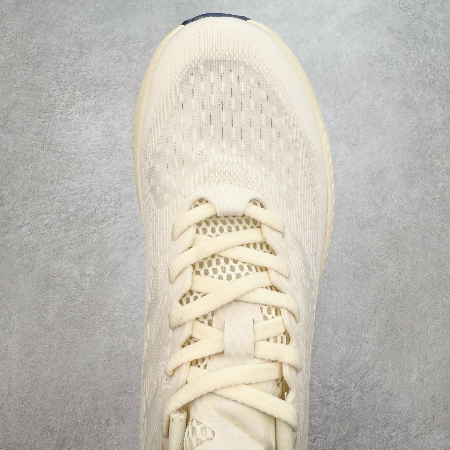 图片[4]-＃特价福利 HOKA ONE ONE MACH 马赫6 柔软舒适Y2K复古跑鞋防滑耐磨低帮跑步鞋 鞋面上部使用了编织紧密的单层提花网纱（Creel Jacquard）针织技术，虽然初穿时中足部位包裹稍显紧绷，但在几次穿着跑步后会好转，材料舒适贴合，无热点或刺激现象出现。鞋带系统标准配置，鞋带质量理想，鞋舌薄而填充少，内外两侧完全接合，能很好地包裹足部。Mach 6的中底摒弃了先前Mach 5所使用的PROFLY+双层中底和橡胶化泡沫，转而采用全新的SCF（超级临界泡沫）EVA材料，该材料为跑者提供了更明显的回弹感，在落地时能够快速反弹推离地面。相较于Mach 5的软弹着地感，Mach 6带来了一种显著不同的跑步体验。尺码：36 36.5 37.5 38 38.5 39 40 40.5 41 42 42.5 43 44 44.5 45-选品中心