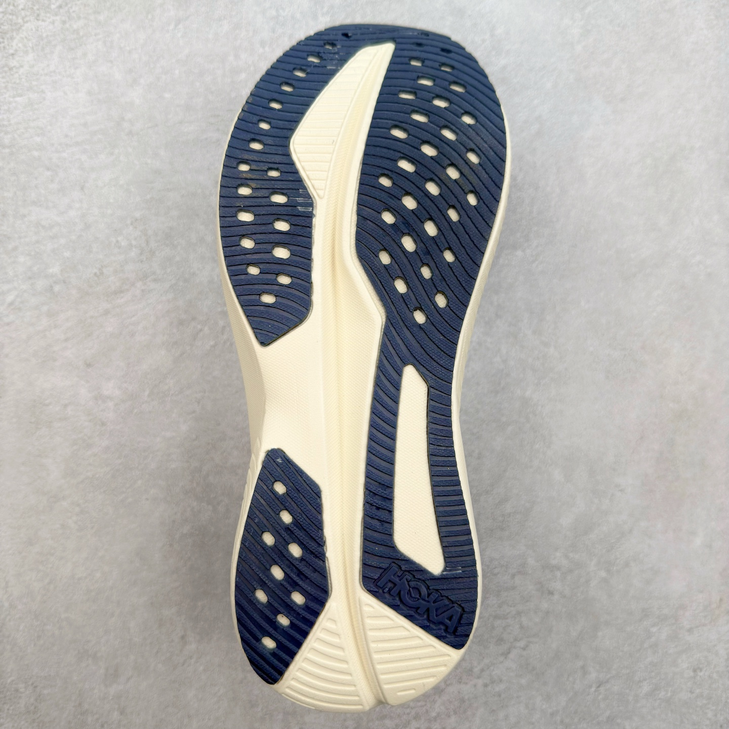 图片[9]-＃特价福利 HOKA ONE ONE MACH 马赫6 柔软舒适Y2K复古跑鞋防滑耐磨低帮跑步鞋 鞋面上部使用了编织紧密的单层提花网纱（Creel Jacquard）针织技术，虽然初穿时中足部位包裹稍显紧绷，但在几次穿着跑步后会好转，材料舒适贴合，无热点或刺激现象出现。鞋带系统标准配置，鞋带质量理想，鞋舌薄而填充少，内外两侧完全接合，能很好地包裹足部。Mach 6的中底摒弃了先前Mach 5所使用的PROFLY+双层中底和橡胶化泡沫，转而采用全新的SCF（超级临界泡沫）EVA材料，该材料为跑者提供了更明显的回弹感，在落地时能够快速反弹推离地面。相较于Mach 5的软弹着地感，Mach 6带来了一种显著不同的跑步体验。尺码：36 36.5 37.5 38 38.5 39 40 40.5 41 42 42.5 43 44 44.5 45-选品中心