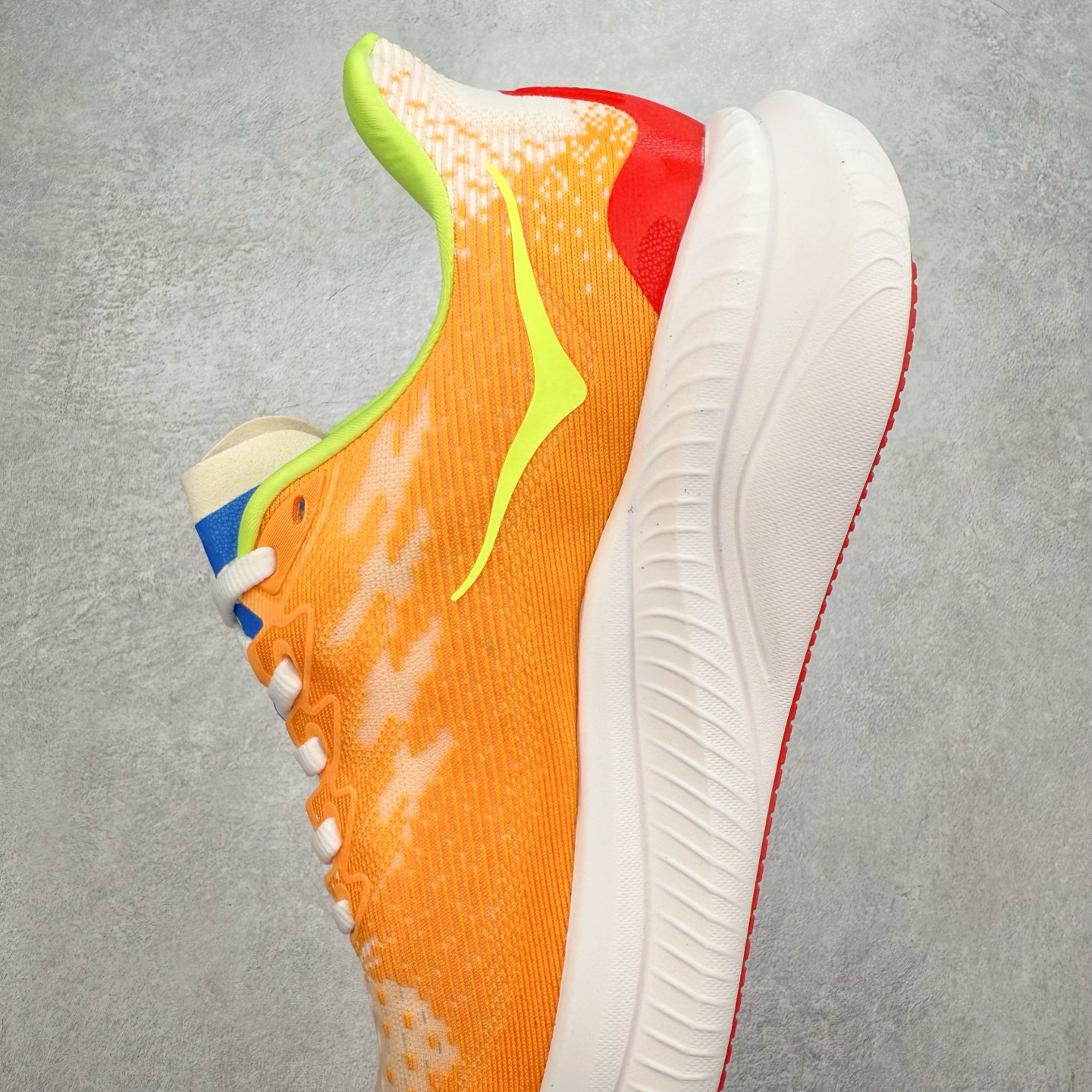 图片[7]-＃特价福利 HOKA ONE ONE MACH 马赫6 柔软舒适Y2K复古跑鞋防滑耐磨低帮跑步鞋 鞋面上部使用了编织紧密的单层提花网纱（Creel Jacquard）针织技术，虽然初穿时中足部位包裹稍显紧绷，但在几次穿着跑步后会好转，材料舒适贴合，无热点或刺激现象出现。鞋带系统标准配置，鞋带质量理想，鞋舌薄而填充少，内外两侧完全接合，能很好地包裹足部。Mach 6的中底摒弃了先前Mach 5所使用的PROFLY+双层中底和橡胶化泡沫，转而采用全新的SCF（超级临界泡沫）EVA材料，该材料为跑者提供了更明显的回弹感，在落地时能够快速反弹推离地面。相较于Mach 5的软弹着地感，Mach 6带来了一种显著不同的跑步体验。尺码：36 36.5 37.5 38 38.5 39 40 40.5 41 42 42.5 43 44 44.5 45-选品中心