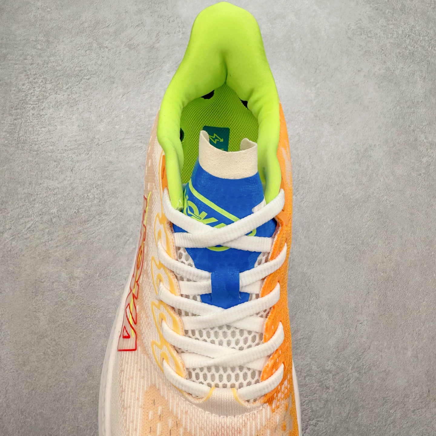 图片[5]-＃特价福利 HOKA ONE ONE MACH 马赫6 柔软舒适Y2K复古跑鞋防滑耐磨低帮跑步鞋 鞋面上部使用了编织紧密的单层提花网纱（Creel Jacquard）针织技术，虽然初穿时中足部位包裹稍显紧绷，但在几次穿着跑步后会好转，材料舒适贴合，无热点或刺激现象出现。鞋带系统标准配置，鞋带质量理想，鞋舌薄而填充少，内外两侧完全接合，能很好地包裹足部。Mach 6的中底摒弃了先前Mach 5所使用的PROFLY+双层中底和橡胶化泡沫，转而采用全新的SCF（超级临界泡沫）EVA材料，该材料为跑者提供了更明显的回弹感，在落地时能够快速反弹推离地面。相较于Mach 5的软弹着地感，Mach 6带来了一种显著不同的跑步体验。尺码：36 36.5 37.5 38 38.5 39 40 40.5 41 42 42.5 43 44 44.5 45-选品中心