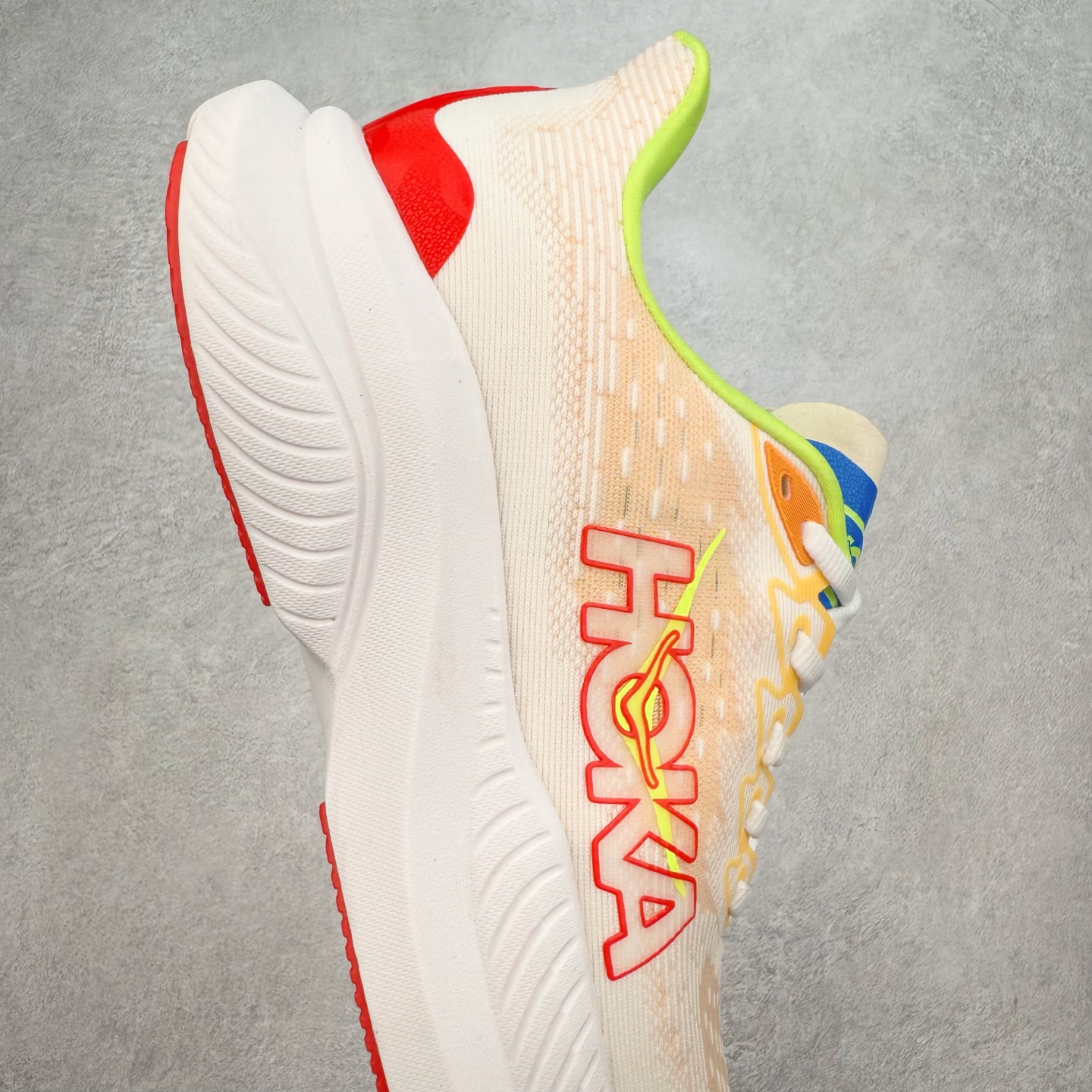 图片[6]-＃特价福利 HOKA ONE ONE MACH 马赫6 柔软舒适Y2K复古跑鞋防滑耐磨低帮跑步鞋 鞋面上部使用了编织紧密的单层提花网纱（Creel Jacquard）针织技术，虽然初穿时中足部位包裹稍显紧绷，但在几次穿着跑步后会好转，材料舒适贴合，无热点或刺激现象出现。鞋带系统标准配置，鞋带质量理想，鞋舌薄而填充少，内外两侧完全接合，能很好地包裹足部。Mach 6的中底摒弃了先前Mach 5所使用的PROFLY+双层中底和橡胶化泡沫，转而采用全新的SCF（超级临界泡沫）EVA材料，该材料为跑者提供了更明显的回弹感，在落地时能够快速反弹推离地面。相较于Mach 5的软弹着地感，Mach 6带来了一种显著不同的跑步体验。尺码：36 36.5 37.5 38 38.5 39 40 40.5 41 42 42.5 43 44 44.5 45-选品中心