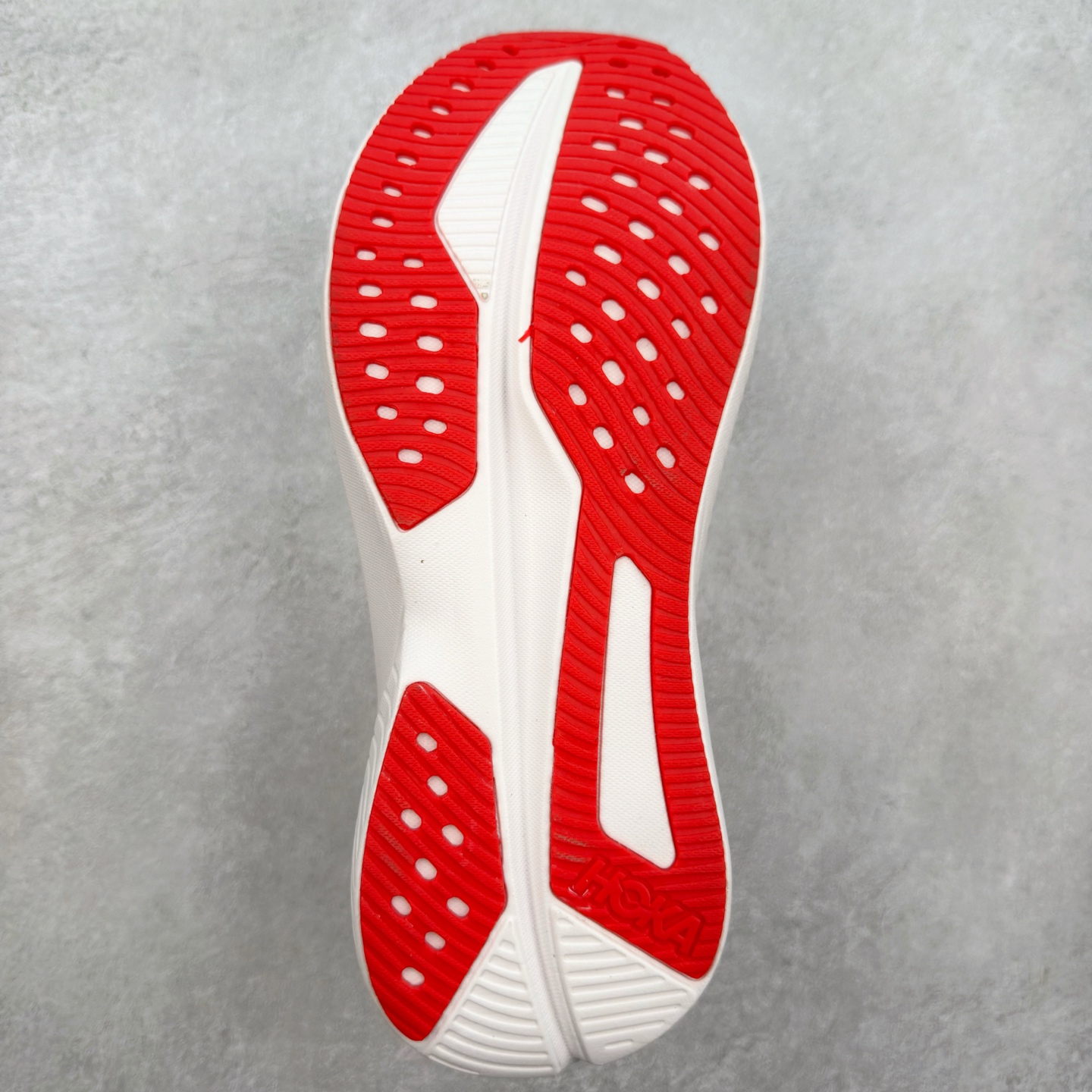 图片[9]-＃特价福利 HOKA ONE ONE MACH 马赫6 柔软舒适Y2K复古跑鞋防滑耐磨低帮跑步鞋 鞋面上部使用了编织紧密的单层提花网纱（Creel Jacquard）针织技术，虽然初穿时中足部位包裹稍显紧绷，但在几次穿着跑步后会好转，材料舒适贴合，无热点或刺激现象出现。鞋带系统标准配置，鞋带质量理想，鞋舌薄而填充少，内外两侧完全接合，能很好地包裹足部。Mach 6的中底摒弃了先前Mach 5所使用的PROFLY+双层中底和橡胶化泡沫，转而采用全新的SCF（超级临界泡沫）EVA材料，该材料为跑者提供了更明显的回弹感，在落地时能够快速反弹推离地面。相较于Mach 5的软弹着地感，Mach 6带来了一种显著不同的跑步体验。尺码：36 36.5 37.5 38 38.5 39 40 40.5 41 42 42.5 43 44 44.5 45-选品中心