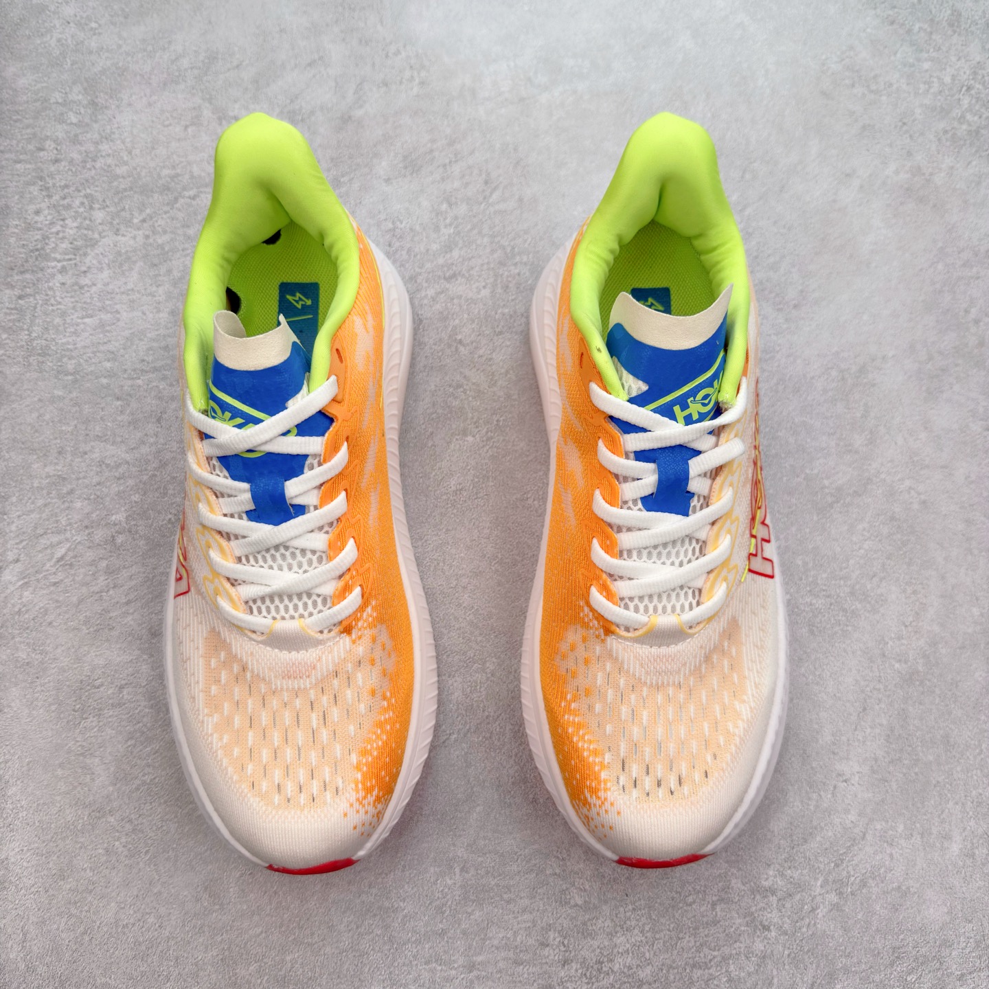 图片[2]-＃特价福利 HOKA ONE ONE MACH 马赫6 柔软舒适Y2K复古跑鞋防滑耐磨低帮跑步鞋 鞋面上部使用了编织紧密的单层提花网纱（Creel Jacquard）针织技术，虽然初穿时中足部位包裹稍显紧绷，但在几次穿着跑步后会好转，材料舒适贴合，无热点或刺激现象出现。鞋带系统标准配置，鞋带质量理想，鞋舌薄而填充少，内外两侧完全接合，能很好地包裹足部。Mach 6的中底摒弃了先前Mach 5所使用的PROFLY+双层中底和橡胶化泡沫，转而采用全新的SCF（超级临界泡沫）EVA材料，该材料为跑者提供了更明显的回弹感，在落地时能够快速反弹推离地面。相较于Mach 5的软弹着地感，Mach 6带来了一种显著不同的跑步体验。尺码：36 36.5 37.5 38 38.5 39 40 40.5 41 42 42.5 43 44 44.5 45-选品中心