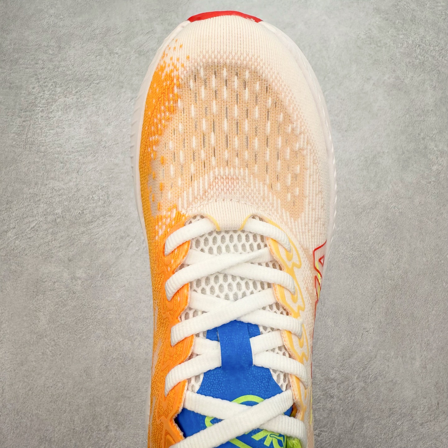 图片[4]-＃特价福利 HOKA ONE ONE MACH 马赫6 柔软舒适Y2K复古跑鞋防滑耐磨低帮跑步鞋 鞋面上部使用了编织紧密的单层提花网纱（Creel Jacquard）针织技术，虽然初穿时中足部位包裹稍显紧绷，但在几次穿着跑步后会好转，材料舒适贴合，无热点或刺激现象出现。鞋带系统标准配置，鞋带质量理想，鞋舌薄而填充少，内外两侧完全接合，能很好地包裹足部。Mach 6的中底摒弃了先前Mach 5所使用的PROFLY+双层中底和橡胶化泡沫，转而采用全新的SCF（超级临界泡沫）EVA材料，该材料为跑者提供了更明显的回弹感，在落地时能够快速反弹推离地面。相较于Mach 5的软弹着地感，Mach 6带来了一种显著不同的跑步体验。尺码：36 36.5 37.5 38 38.5 39 40 40.5 41 42 42.5 43 44 44.5 45-选品中心