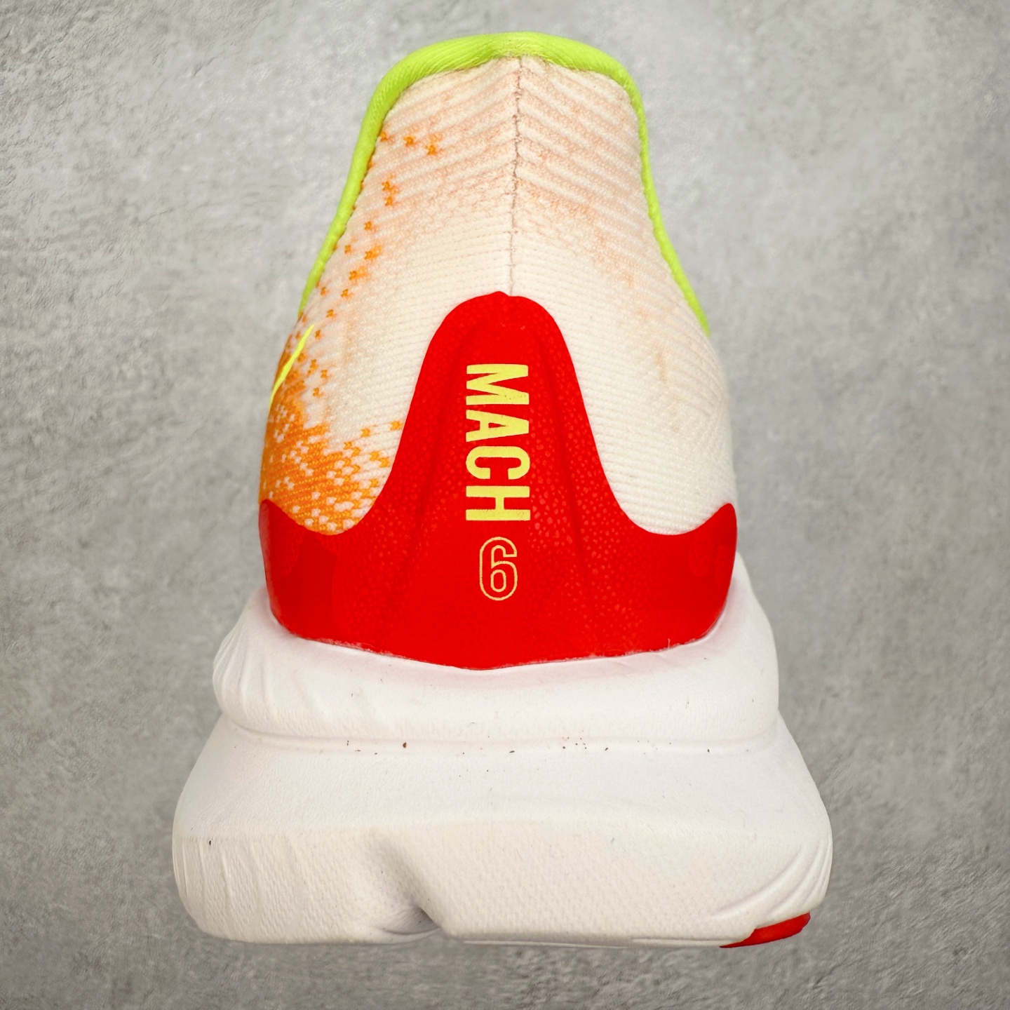 图片[8]-＃特价福利 HOKA ONE ONE MACH 马赫6 柔软舒适Y2K复古跑鞋防滑耐磨低帮跑步鞋 鞋面上部使用了编织紧密的单层提花网纱（Creel Jacquard）针织技术，虽然初穿时中足部位包裹稍显紧绷，但在几次穿着跑步后会好转，材料舒适贴合，无热点或刺激现象出现。鞋带系统标准配置，鞋带质量理想，鞋舌薄而填充少，内外两侧完全接合，能很好地包裹足部。Mach 6的中底摒弃了先前Mach 5所使用的PROFLY+双层中底和橡胶化泡沫，转而采用全新的SCF（超级临界泡沫）EVA材料，该材料为跑者提供了更明显的回弹感，在落地时能够快速反弹推离地面。相较于Mach 5的软弹着地感，Mach 6带来了一种显著不同的跑步体验。尺码：36 36.5 37.5 38 38.5 39 40 40.5 41 42 42.5 43 44 44.5 45-选品中心