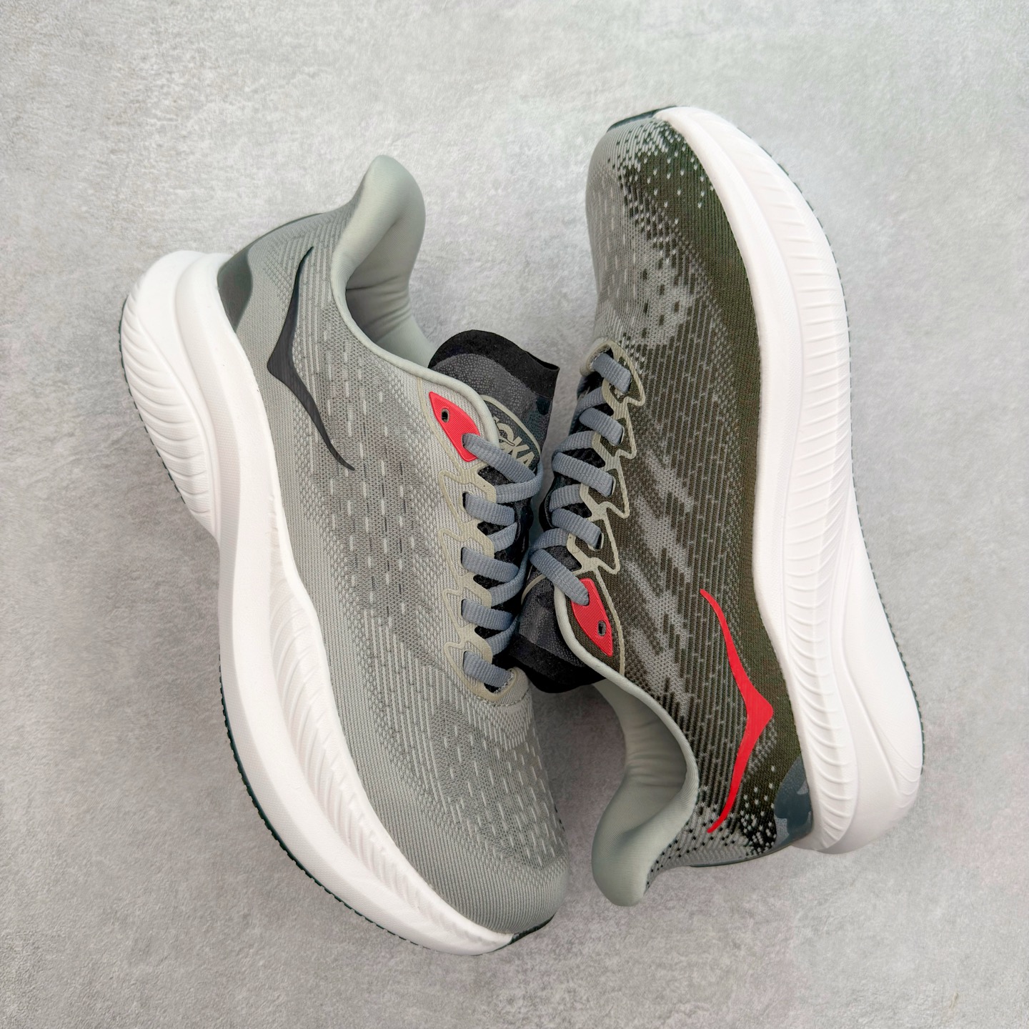 图片[3]-＃特价福利 HOKA ONE ONE MACH 马赫6 柔软舒适Y2K复古跑鞋防滑耐磨低帮跑步鞋 鞋面上部使用了编织紧密的单层提花网纱（Creel Jacquard）针织技术，虽然初穿时中足部位包裹稍显紧绷，但在几次穿着跑步后会好转，材料舒适贴合，无热点或刺激现象出现。鞋带系统标准配置，鞋带质量理想，鞋舌薄而填充少，内外两侧完全接合，能很好地包裹足部。Mach 6的中底摒弃了先前Mach 5所使用的PROFLY+双层中底和橡胶化泡沫，转而采用全新的SCF（超级临界泡沫）EVA材料，该材料为跑者提供了更明显的回弹感，在落地时能够快速反弹推离地面。相较于Mach 5的软弹着地感，Mach 6带来了一种显著不同的跑步体验。尺码：36 36.5 37.5 38 38.5 39 40 40.5 41 42 42.5 43 44 44.5 45-选品中心