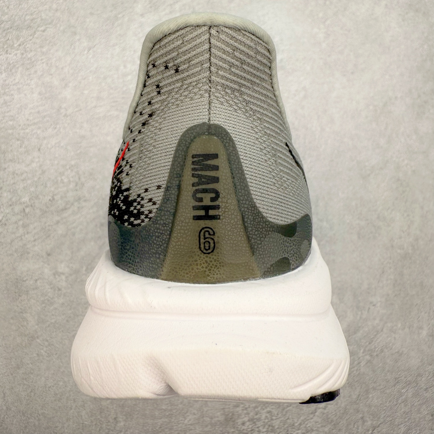 图片[8]-＃特价福利 HOKA ONE ONE MACH 马赫6 柔软舒适Y2K复古跑鞋防滑耐磨低帮跑步鞋 鞋面上部使用了编织紧密的单层提花网纱（Creel Jacquard）针织技术，虽然初穿时中足部位包裹稍显紧绷，但在几次穿着跑步后会好转，材料舒适贴合，无热点或刺激现象出现。鞋带系统标准配置，鞋带质量理想，鞋舌薄而填充少，内外两侧完全接合，能很好地包裹足部。Mach 6的中底摒弃了先前Mach 5所使用的PROFLY+双层中底和橡胶化泡沫，转而采用全新的SCF（超级临界泡沫）EVA材料，该材料为跑者提供了更明显的回弹感，在落地时能够快速反弹推离地面。相较于Mach 5的软弹着地感，Mach 6带来了一种显著不同的跑步体验。尺码：36 36.5 37.5 38 38.5 39 40 40.5 41 42 42.5 43 44 44.5 45-选品中心