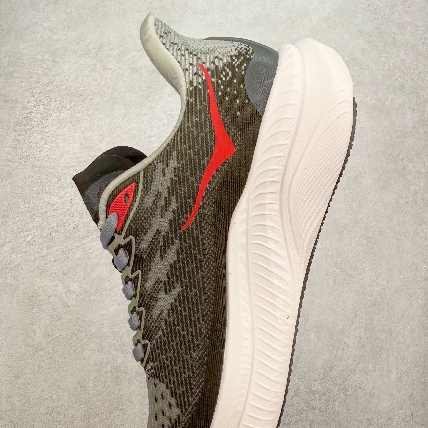 图片[7]-＃特价福利 HOKA ONE ONE MACH 马赫6 柔软舒适Y2K复古跑鞋防滑耐磨低帮跑步鞋 鞋面上部使用了编织紧密的单层提花网纱（Creel Jacquard）针织技术，虽然初穿时中足部位包裹稍显紧绷，但在几次穿着跑步后会好转，材料舒适贴合，无热点或刺激现象出现。鞋带系统标准配置，鞋带质量理想，鞋舌薄而填充少，内外两侧完全接合，能很好地包裹足部。Mach 6的中底摒弃了先前Mach 5所使用的PROFLY+双层中底和橡胶化泡沫，转而采用全新的SCF（超级临界泡沫）EVA材料，该材料为跑者提供了更明显的回弹感，在落地时能够快速反弹推离地面。相较于Mach 5的软弹着地感，Mach 6带来了一种显著不同的跑步体验。尺码：36 36.5 37.5 38 38.5 39 40 40.5 41 42 42.5 43 44 44.5 45-选品中心