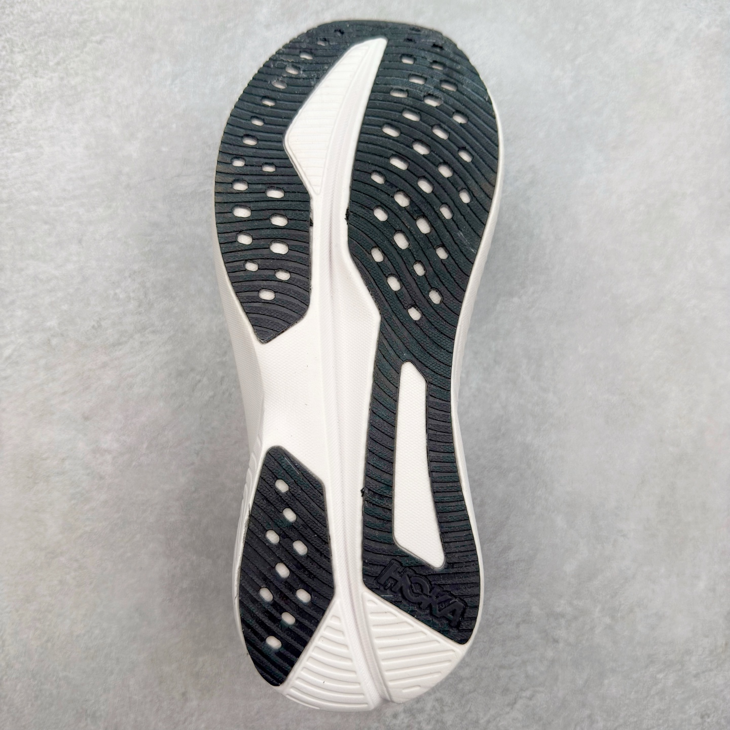 图片[9]-＃特价福利 HOKA ONE ONE MACH 马赫6 柔软舒适Y2K复古跑鞋防滑耐磨低帮跑步鞋 鞋面上部使用了编织紧密的单层提花网纱（Creel Jacquard）针织技术，虽然初穿时中足部位包裹稍显紧绷，但在几次穿着跑步后会好转，材料舒适贴合，无热点或刺激现象出现。鞋带系统标准配置，鞋带质量理想，鞋舌薄而填充少，内外两侧完全接合，能很好地包裹足部。Mach 6的中底摒弃了先前Mach 5所使用的PROFLY+双层中底和橡胶化泡沫，转而采用全新的SCF（超级临界泡沫）EVA材料，该材料为跑者提供了更明显的回弹感，在落地时能够快速反弹推离地面。相较于Mach 5的软弹着地感，Mach 6带来了一种显著不同的跑步体验。尺码：36 36.5 37.5 38 38.5 39 40 40.5 41 42 42.5 43 44 44.5 45-选品中心