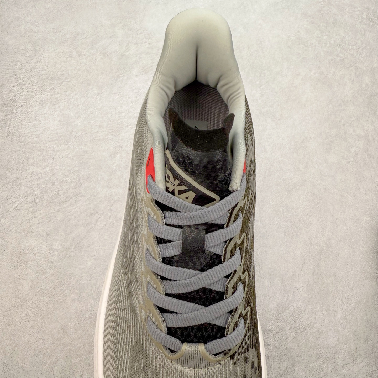 图片[5]-＃特价福利 HOKA ONE ONE MACH 马赫6 柔软舒适Y2K复古跑鞋防滑耐磨低帮跑步鞋 鞋面上部使用了编织紧密的单层提花网纱（Creel Jacquard）针织技术，虽然初穿时中足部位包裹稍显紧绷，但在几次穿着跑步后会好转，材料舒适贴合，无热点或刺激现象出现。鞋带系统标准配置，鞋带质量理想，鞋舌薄而填充少，内外两侧完全接合，能很好地包裹足部。Mach 6的中底摒弃了先前Mach 5所使用的PROFLY+双层中底和橡胶化泡沫，转而采用全新的SCF（超级临界泡沫）EVA材料，该材料为跑者提供了更明显的回弹感，在落地时能够快速反弹推离地面。相较于Mach 5的软弹着地感，Mach 6带来了一种显著不同的跑步体验。尺码：36 36.5 37.5 38 38.5 39 40 40.5 41 42 42.5 43 44 44.5 45-选品中心