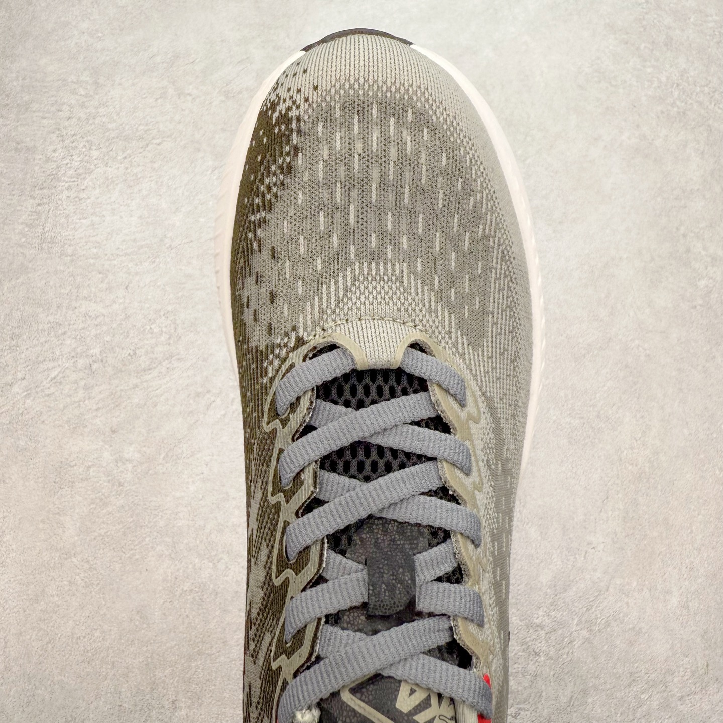 图片[4]-＃特价福利 HOKA ONE ONE MACH 马赫6 柔软舒适Y2K复古跑鞋防滑耐磨低帮跑步鞋 鞋面上部使用了编织紧密的单层提花网纱（Creel Jacquard）针织技术，虽然初穿时中足部位包裹稍显紧绷，但在几次穿着跑步后会好转，材料舒适贴合，无热点或刺激现象出现。鞋带系统标准配置，鞋带质量理想，鞋舌薄而填充少，内外两侧完全接合，能很好地包裹足部。Mach 6的中底摒弃了先前Mach 5所使用的PROFLY+双层中底和橡胶化泡沫，转而采用全新的SCF（超级临界泡沫）EVA材料，该材料为跑者提供了更明显的回弹感，在落地时能够快速反弹推离地面。相较于Mach 5的软弹着地感，Mach 6带来了一种显著不同的跑步体验。尺码：36 36.5 37.5 38 38.5 39 40 40.5 41 42 42.5 43 44 44.5 45-选品中心