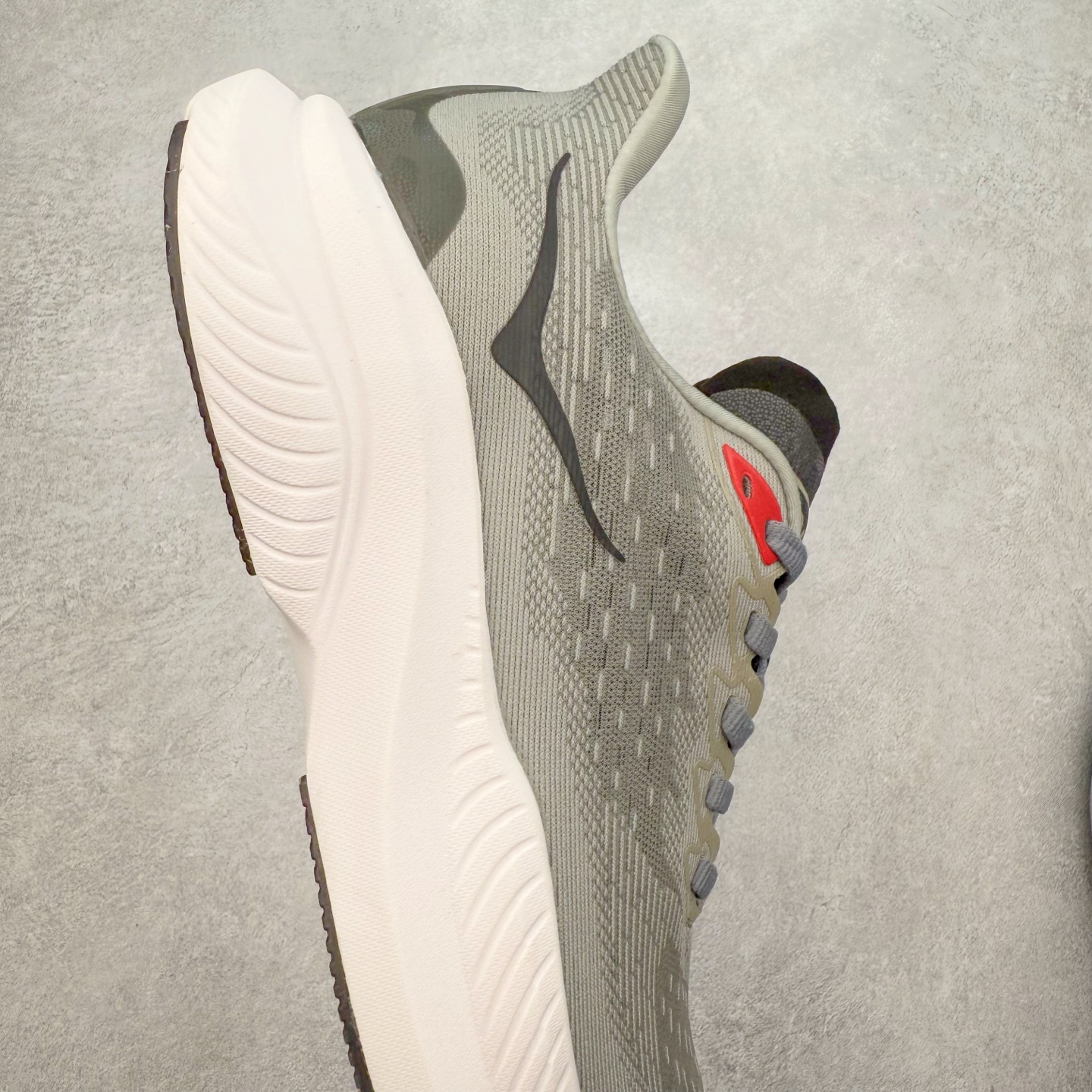 图片[6]-＃特价福利 HOKA ONE ONE MACH 马赫6 柔软舒适Y2K复古跑鞋防滑耐磨低帮跑步鞋 鞋面上部使用了编织紧密的单层提花网纱（Creel Jacquard）针织技术，虽然初穿时中足部位包裹稍显紧绷，但在几次穿着跑步后会好转，材料舒适贴合，无热点或刺激现象出现。鞋带系统标准配置，鞋带质量理想，鞋舌薄而填充少，内外两侧完全接合，能很好地包裹足部。Mach 6的中底摒弃了先前Mach 5所使用的PROFLY+双层中底和橡胶化泡沫，转而采用全新的SCF（超级临界泡沫）EVA材料，该材料为跑者提供了更明显的回弹感，在落地时能够快速反弹推离地面。相较于Mach 5的软弹着地感，Mach 6带来了一种显著不同的跑步体验。尺码：36 36.5 37.5 38 38.5 39 40 40.5 41 42 42.5 43 44 44.5 45-选品中心