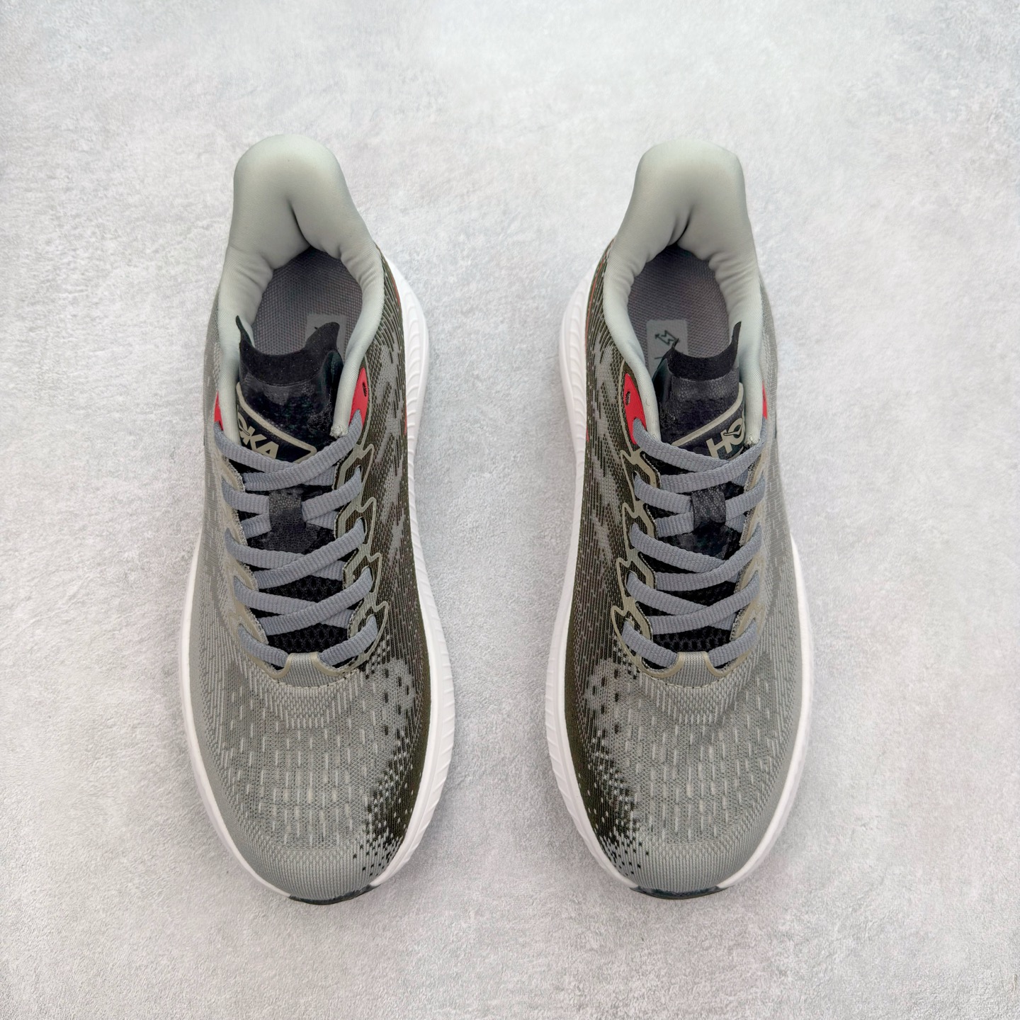 图片[2]-＃特价福利 HOKA ONE ONE MACH 马赫6 柔软舒适Y2K复古跑鞋防滑耐磨低帮跑步鞋 鞋面上部使用了编织紧密的单层提花网纱（Creel Jacquard）针织技术，虽然初穿时中足部位包裹稍显紧绷，但在几次穿着跑步后会好转，材料舒适贴合，无热点或刺激现象出现。鞋带系统标准配置，鞋带质量理想，鞋舌薄而填充少，内外两侧完全接合，能很好地包裹足部。Mach 6的中底摒弃了先前Mach 5所使用的PROFLY+双层中底和橡胶化泡沫，转而采用全新的SCF（超级临界泡沫）EVA材料，该材料为跑者提供了更明显的回弹感，在落地时能够快速反弹推离地面。相较于Mach 5的软弹着地感，Mach 6带来了一种显著不同的跑步体验。尺码：36 36.5 37.5 38 38.5 39 40 40.5 41 42 42.5 43 44 44.5 45-选品中心