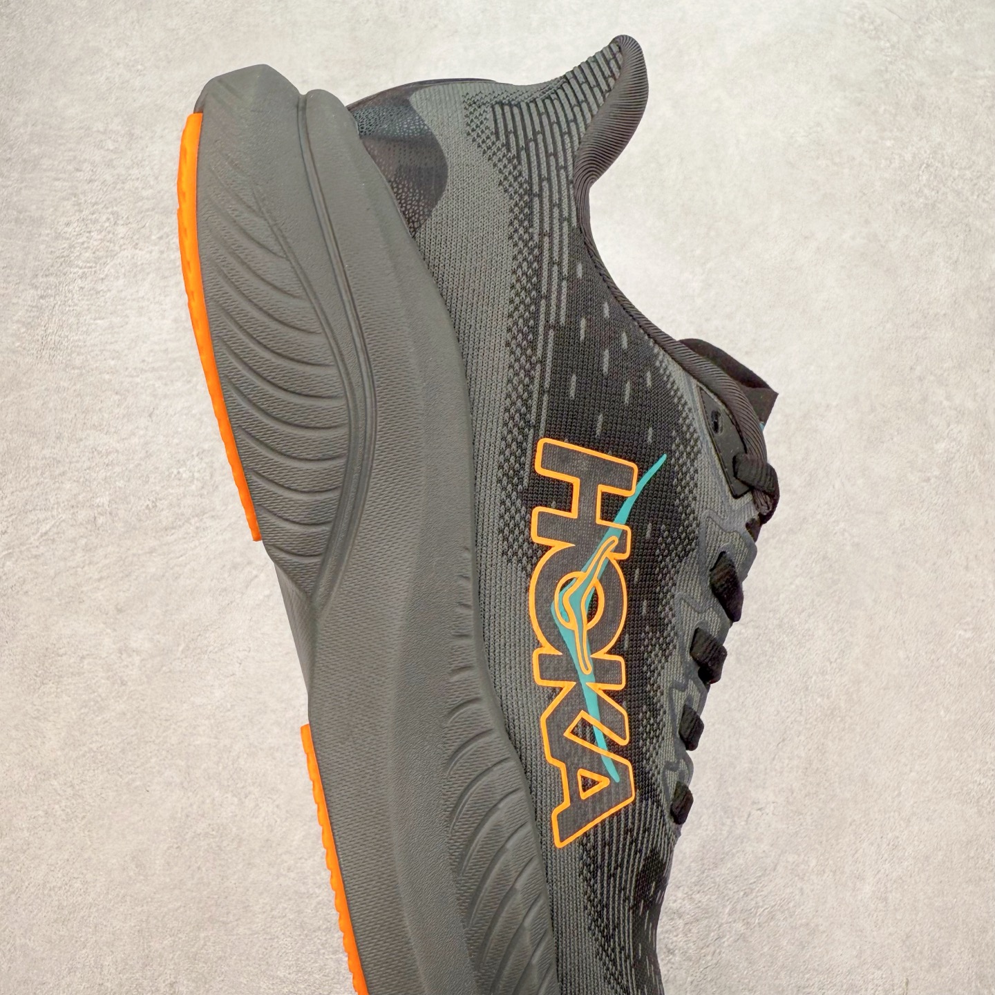 图片[6]-＃特价福利 HOKA ONE ONE MACH 马赫6 柔软舒适Y2K复古跑鞋防滑耐磨低帮跑步鞋 鞋面上部使用了编织紧密的单层提花网纱（Creel Jacquard）针织技术，虽然初穿时中足部位包裹稍显紧绷，但在几次穿着跑步后会好转，材料舒适贴合，无热点或刺激现象出现。鞋带系统标准配置，鞋带质量理想，鞋舌薄而填充少，内外两侧完全接合，能很好地包裹足部。Mach 6的中底摒弃了先前Mach 5所使用的PROFLY+双层中底和橡胶化泡沫，转而采用全新的SCF（超级临界泡沫）EVA材料，该材料为跑者提供了更明显的回弹感，在落地时能够快速反弹推离地面。相较于Mach 5的软弹着地感，Mach 6带来了一种显著不同的跑步体验。尺码：36 36.5 37.5 38 38.5 39 40 40.5 41 42 42.5 43 44 44.5 45-选品中心