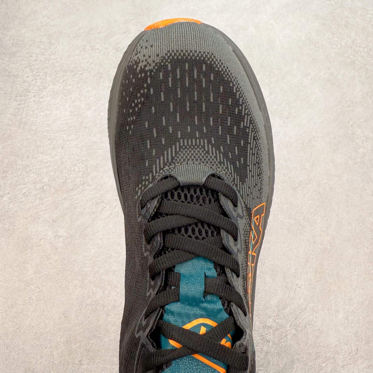 图片[4]-＃特价福利 HOKA ONE ONE MACH 马赫6 柔软舒适Y2K复古跑鞋防滑耐磨低帮跑步鞋 鞋面上部使用了编织紧密的单层提花网纱（Creel Jacquard）针织技术，虽然初穿时中足部位包裹稍显紧绷，但在几次穿着跑步后会好转，材料舒适贴合，无热点或刺激现象出现。鞋带系统标准配置，鞋带质量理想，鞋舌薄而填充少，内外两侧完全接合，能很好地包裹足部。Mach 6的中底摒弃了先前Mach 5所使用的PROFLY+双层中底和橡胶化泡沫，转而采用全新的SCF（超级临界泡沫）EVA材料，该材料为跑者提供了更明显的回弹感，在落地时能够快速反弹推离地面。相较于Mach 5的软弹着地感，Mach 6带来了一种显著不同的跑步体验。尺码：36 36.5 37.5 38 38.5 39 40 40.5 41 42 42.5 43 44 44.5 45-选品中心