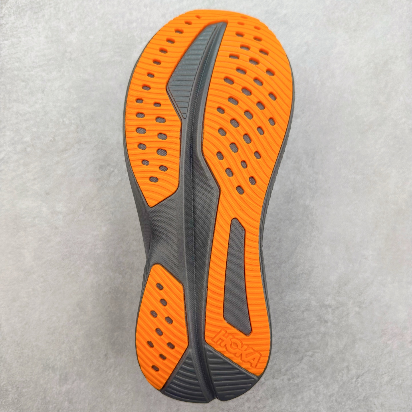 图片[9]-＃特价福利 HOKA ONE ONE MACH 马赫6 柔软舒适Y2K复古跑鞋防滑耐磨低帮跑步鞋 鞋面上部使用了编织紧密的单层提花网纱（Creel Jacquard）针织技术，虽然初穿时中足部位包裹稍显紧绷，但在几次穿着跑步后会好转，材料舒适贴合，无热点或刺激现象出现。鞋带系统标准配置，鞋带质量理想，鞋舌薄而填充少，内外两侧完全接合，能很好地包裹足部。Mach 6的中底摒弃了先前Mach 5所使用的PROFLY+双层中底和橡胶化泡沫，转而采用全新的SCF（超级临界泡沫）EVA材料，该材料为跑者提供了更明显的回弹感，在落地时能够快速反弹推离地面。相较于Mach 5的软弹着地感，Mach 6带来了一种显著不同的跑步体验。尺码：36 36.5 37.5 38 38.5 39 40 40.5 41 42 42.5 43 44 44.5 45-选品中心