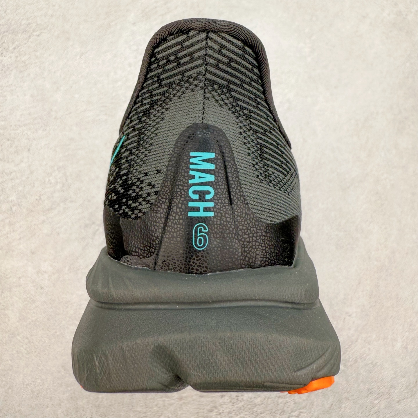 图片[8]-＃特价福利 HOKA ONE ONE MACH 马赫6 柔软舒适Y2K复古跑鞋防滑耐磨低帮跑步鞋 鞋面上部使用了编织紧密的单层提花网纱（Creel Jacquard）针织技术，虽然初穿时中足部位包裹稍显紧绷，但在几次穿着跑步后会好转，材料舒适贴合，无热点或刺激现象出现。鞋带系统标准配置，鞋带质量理想，鞋舌薄而填充少，内外两侧完全接合，能很好地包裹足部。Mach 6的中底摒弃了先前Mach 5所使用的PROFLY+双层中底和橡胶化泡沫，转而采用全新的SCF（超级临界泡沫）EVA材料，该材料为跑者提供了更明显的回弹感，在落地时能够快速反弹推离地面。相较于Mach 5的软弹着地感，Mach 6带来了一种显著不同的跑步体验。尺码：36 36.5 37.5 38 38.5 39 40 40.5 41 42 42.5 43 44 44.5 45-选品中心