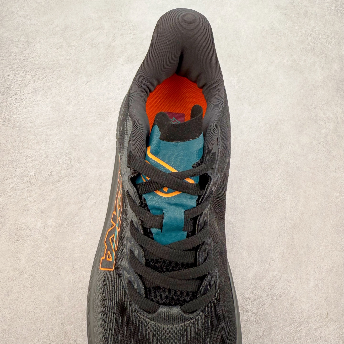 图片[5]-＃特价福利 HOKA ONE ONE MACH 马赫6 柔软舒适Y2K复古跑鞋防滑耐磨低帮跑步鞋 鞋面上部使用了编织紧密的单层提花网纱（Creel Jacquard）针织技术，虽然初穿时中足部位包裹稍显紧绷，但在几次穿着跑步后会好转，材料舒适贴合，无热点或刺激现象出现。鞋带系统标准配置，鞋带质量理想，鞋舌薄而填充少，内外两侧完全接合，能很好地包裹足部。Mach 6的中底摒弃了先前Mach 5所使用的PROFLY+双层中底和橡胶化泡沫，转而采用全新的SCF（超级临界泡沫）EVA材料，该材料为跑者提供了更明显的回弹感，在落地时能够快速反弹推离地面。相较于Mach 5的软弹着地感，Mach 6带来了一种显著不同的跑步体验。尺码：36 36.5 37.5 38 38.5 39 40 40.5 41 42 42.5 43 44 44.5 45-选品中心