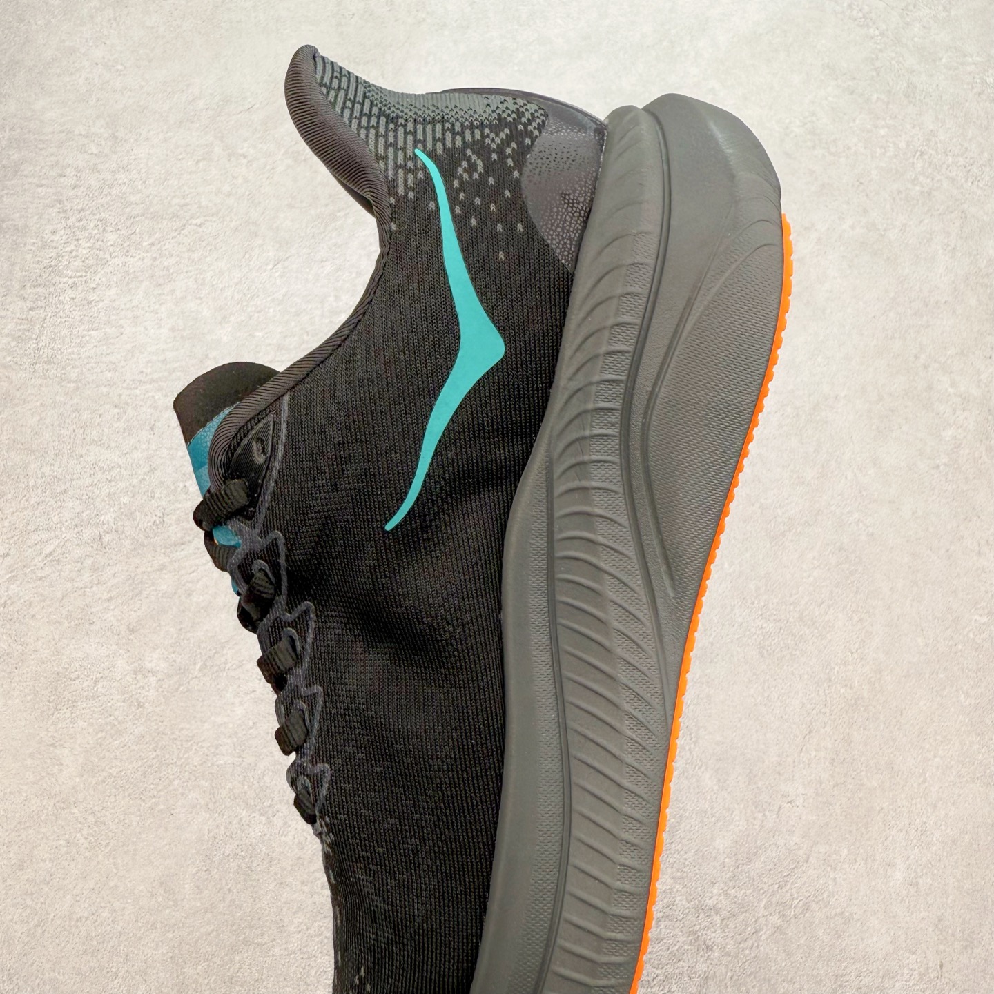 图片[7]-＃特价福利 HOKA ONE ONE MACH 马赫6 柔软舒适Y2K复古跑鞋防滑耐磨低帮跑步鞋 鞋面上部使用了编织紧密的单层提花网纱（Creel Jacquard）针织技术，虽然初穿时中足部位包裹稍显紧绷，但在几次穿着跑步后会好转，材料舒适贴合，无热点或刺激现象出现。鞋带系统标准配置，鞋带质量理想，鞋舌薄而填充少，内外两侧完全接合，能很好地包裹足部。Mach 6的中底摒弃了先前Mach 5所使用的PROFLY+双层中底和橡胶化泡沫，转而采用全新的SCF（超级临界泡沫）EVA材料，该材料为跑者提供了更明显的回弹感，在落地时能够快速反弹推离地面。相较于Mach 5的软弹着地感，Mach 6带来了一种显著不同的跑步体验。尺码：36 36.5 37.5 38 38.5 39 40 40.5 41 42 42.5 43 44 44.5 45-选品中心