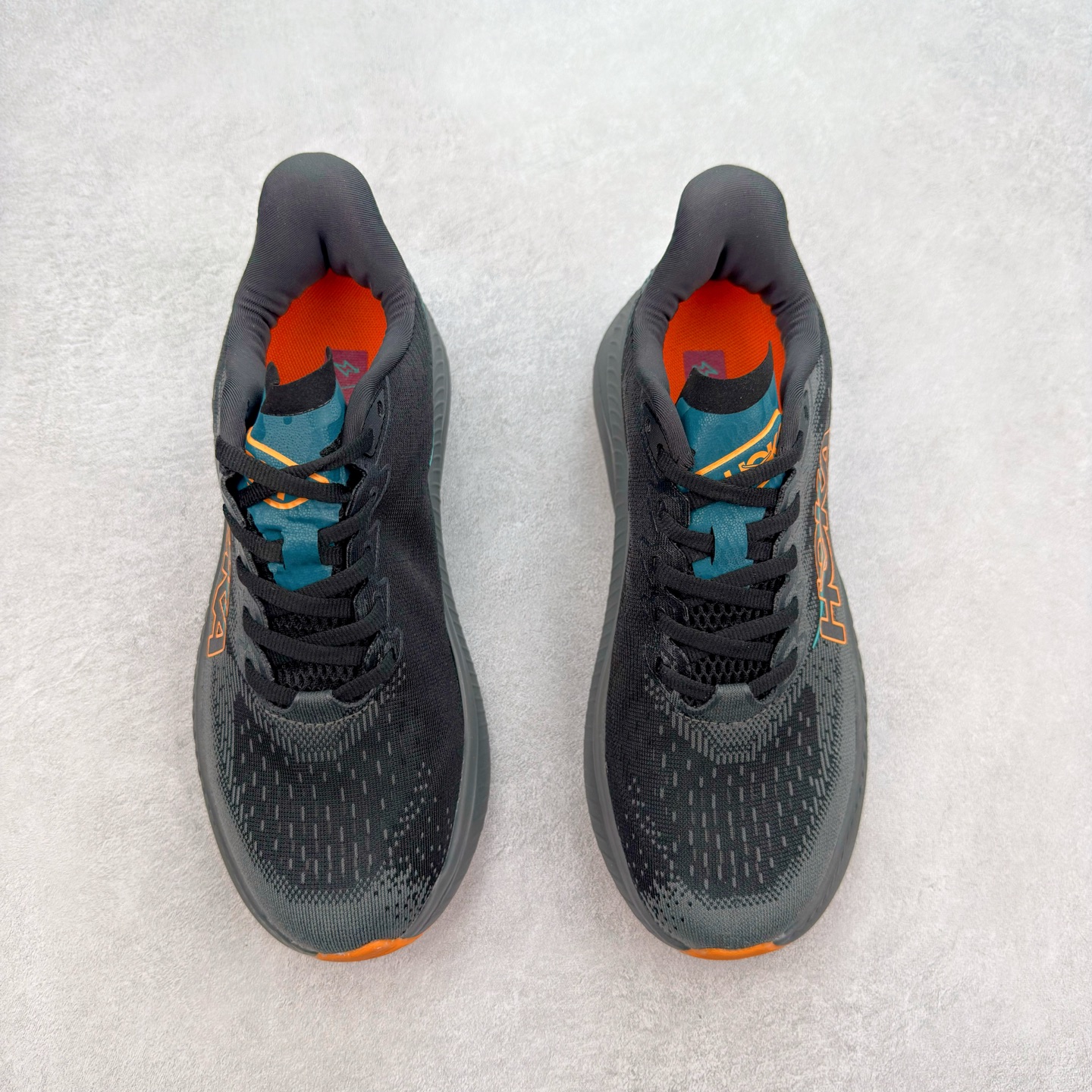 图片[2]-＃特价福利 HOKA ONE ONE MACH 马赫6 柔软舒适Y2K复古跑鞋防滑耐磨低帮跑步鞋 鞋面上部使用了编织紧密的单层提花网纱（Creel Jacquard）针织技术，虽然初穿时中足部位包裹稍显紧绷，但在几次穿着跑步后会好转，材料舒适贴合，无热点或刺激现象出现。鞋带系统标准配置，鞋带质量理想，鞋舌薄而填充少，内外两侧完全接合，能很好地包裹足部。Mach 6的中底摒弃了先前Mach 5所使用的PROFLY+双层中底和橡胶化泡沫，转而采用全新的SCF（超级临界泡沫）EVA材料，该材料为跑者提供了更明显的回弹感，在落地时能够快速反弹推离地面。相较于Mach 5的软弹着地感，Mach 6带来了一种显著不同的跑步体验。尺码：36 36.5 37.5 38 38.5 39 40 40.5 41 42 42.5 43 44 44.5 45-选品中心