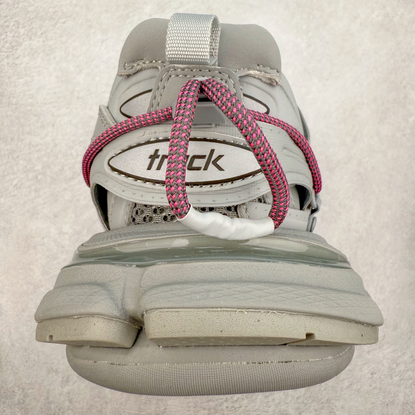 图片[8]-＃VG零售版 BALENCIAGA Track 巴黎世家三代复古老爹鞋 全套原纸板楦头开发 最原汁原味的灵魂版型 全鞋荧光划线卡点 胶水把控整洁度追求极致完美 每一双都是工艺品 多重QC质检 超越公司货的品控标准 实实在在的免检产品 原盒原配 正确字体电绣 粗细、位置、大小正确 侧边TPU 透气孔匹配意产原版 正确气垫分离大底 TPU软底 原版一致大底LOGO 立体感十足 原厂皮料水洗做旧 采购原厂网纱 该款鞋采用网眼布和尼龙制成 不含皮革 鞋舌饰有Track.2橡胶品牌标识 外侧饰有橡胶品牌标识 泡沫后帮压印品牌标识 外底正面压印BB标识 由176块饰片拼接而成的铰接式鞋面 侧面配金属质感网眼布 内面配有额外金属光泽饰件 包含1副鞋带和1副备用鞋带 后帮配有拉环鞋提 动态鞋底设计 为双脚带来后续的助力 正常尺码 尺码：35 36 37 38 39 40 41 42 43 44 45 46-选品中心