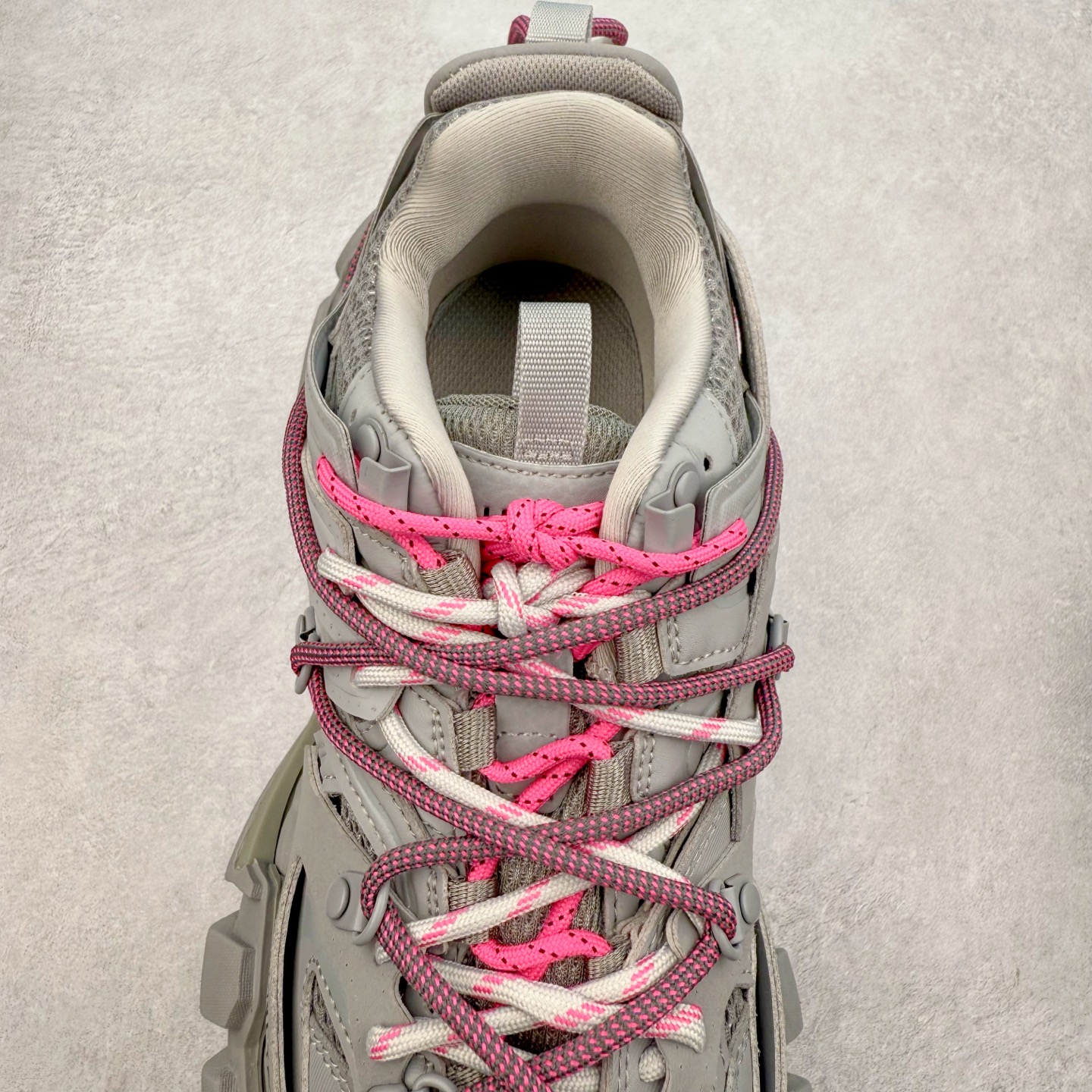 图片[5]-＃VG零售版 BALENCIAGA Track 巴黎世家三代复古老爹鞋 全套原纸板楦头开发 最原汁原味的灵魂版型 全鞋荧光划线卡点 胶水把控整洁度追求极致完美 每一双都是工艺品 多重QC质检 超越公司货的品控标准 实实在在的免检产品 原盒原配 正确字体电绣 粗细、位置、大小正确 侧边TPU 透气孔匹配意产原版 正确气垫分离大底 TPU软底 原版一致大底LOGO 立体感十足 原厂皮料水洗做旧 采购原厂网纱 该款鞋采用网眼布和尼龙制成 不含皮革 鞋舌饰有Track.2橡胶品牌标识 外侧饰有橡胶品牌标识 泡沫后帮压印品牌标识 外底正面压印BB标识 由176块饰片拼接而成的铰接式鞋面 侧面配金属质感网眼布 内面配有额外金属光泽饰件 包含1副鞋带和1副备用鞋带 后帮配有拉环鞋提 动态鞋底设计 为双脚带来后续的助力 正常尺码 尺码：35 36 37 38 39 40 41 42 43 44 45 46-选品中心