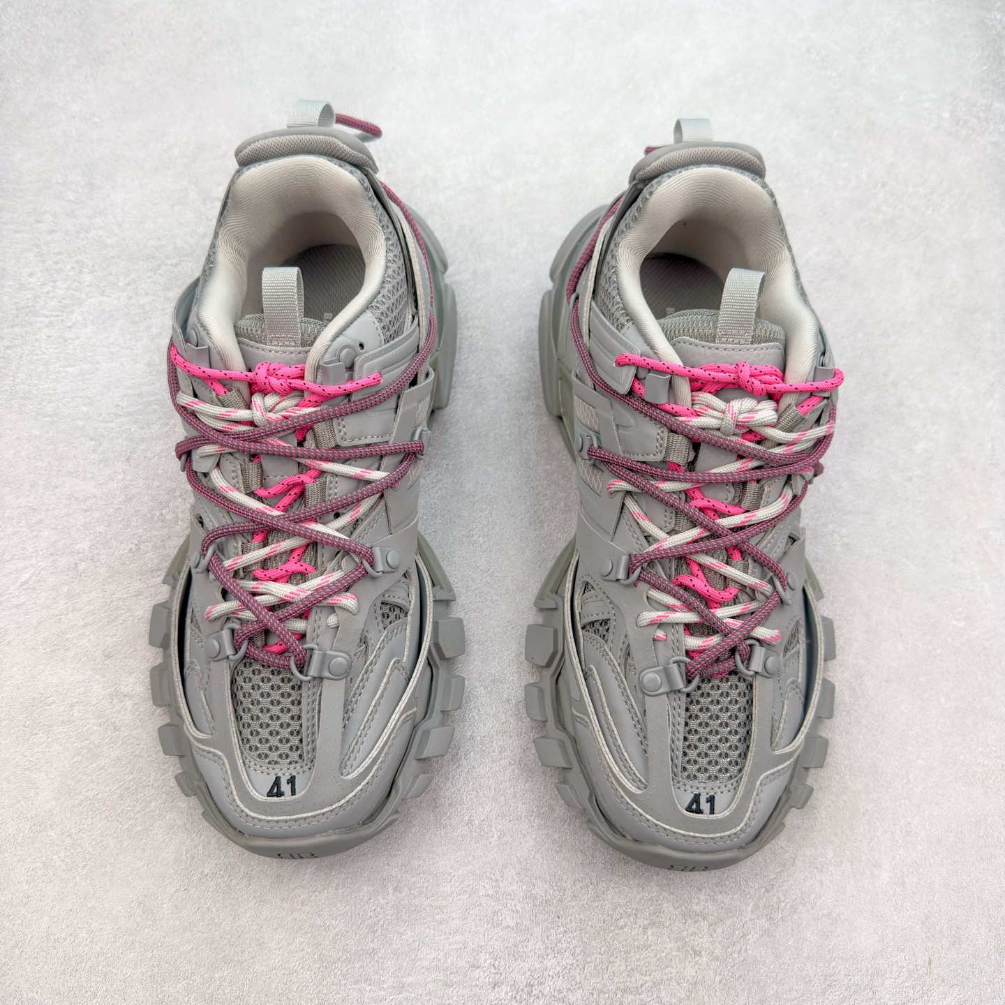 图片[2]-＃VG零售版 BALENCIAGA Track 巴黎世家三代复古老爹鞋 全套原纸板楦头开发 最原汁原味的灵魂版型 全鞋荧光划线卡点 胶水把控整洁度追求极致完美 每一双都是工艺品 多重QC质检 超越公司货的品控标准 实实在在的免检产品 原盒原配 正确字体电绣 粗细、位置、大小正确 侧边TPU 透气孔匹配意产原版 正确气垫分离大底 TPU软底 原版一致大底LOGO 立体感十足 原厂皮料水洗做旧 采购原厂网纱 该款鞋采用网眼布和尼龙制成 不含皮革 鞋舌饰有Track.2橡胶品牌标识 外侧饰有橡胶品牌标识 泡沫后帮压印品牌标识 外底正面压印BB标识 由176块饰片拼接而成的铰接式鞋面 侧面配金属质感网眼布 内面配有额外金属光泽饰件 包含1副鞋带和1副备用鞋带 后帮配有拉环鞋提 动态鞋底设计 为双脚带来后续的助力 正常尺码 尺码：35 36 37 38 39 40 41 42 43 44 45 46-选品中心