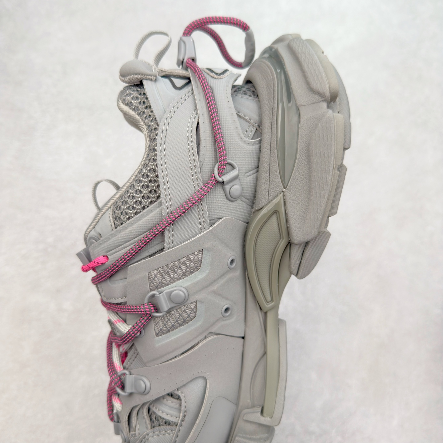 图片[7]-＃VG零售版 BALENCIAGA Track 巴黎世家三代复古老爹鞋 全套原纸板楦头开发 最原汁原味的灵魂版型 全鞋荧光划线卡点 胶水把控整洁度追求极致完美 每一双都是工艺品 多重QC质检 超越公司货的品控标准 实实在在的免检产品 原盒原配 正确字体电绣 粗细、位置、大小正确 侧边TPU 透气孔匹配意产原版 正确气垫分离大底 TPU软底 原版一致大底LOGO 立体感十足 原厂皮料水洗做旧 采购原厂网纱 该款鞋采用网眼布和尼龙制成 不含皮革 鞋舌饰有Track.2橡胶品牌标识 外侧饰有橡胶品牌标识 泡沫后帮压印品牌标识 外底正面压印BB标识 由176块饰片拼接而成的铰接式鞋面 侧面配金属质感网眼布 内面配有额外金属光泽饰件 包含1副鞋带和1副备用鞋带 后帮配有拉环鞋提 动态鞋底设计 为双脚带来后续的助力 正常尺码 尺码：35 36 37 38 39 40 41 42 43 44 45 46-选品中心