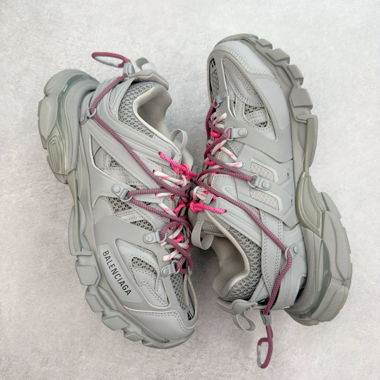 图片[3]-＃VG零售版 BALENCIAGA Track 巴黎世家三代复古老爹鞋 全套原纸板楦头开发 最原汁原味的灵魂版型 全鞋荧光划线卡点 胶水把控整洁度追求极致完美 每一双都是工艺品 多重QC质检 超越公司货的品控标准 实实在在的免检产品 原盒原配 正确字体电绣 粗细、位置、大小正确 侧边TPU 透气孔匹配意产原版 正确气垫分离大底 TPU软底 原版一致大底LOGO 立体感十足 原厂皮料水洗做旧 采购原厂网纱 该款鞋采用网眼布和尼龙制成 不含皮革 鞋舌饰有Track.2橡胶品牌标识 外侧饰有橡胶品牌标识 泡沫后帮压印品牌标识 外底正面压印BB标识 由176块饰片拼接而成的铰接式鞋面 侧面配金属质感网眼布 内面配有额外金属光泽饰件 包含1副鞋带和1副备用鞋带 后帮配有拉环鞋提 动态鞋底设计 为双脚带来后续的助力 正常尺码 尺码：35 36 37 38 39 40 41 42 43 44 45 46-选品中心