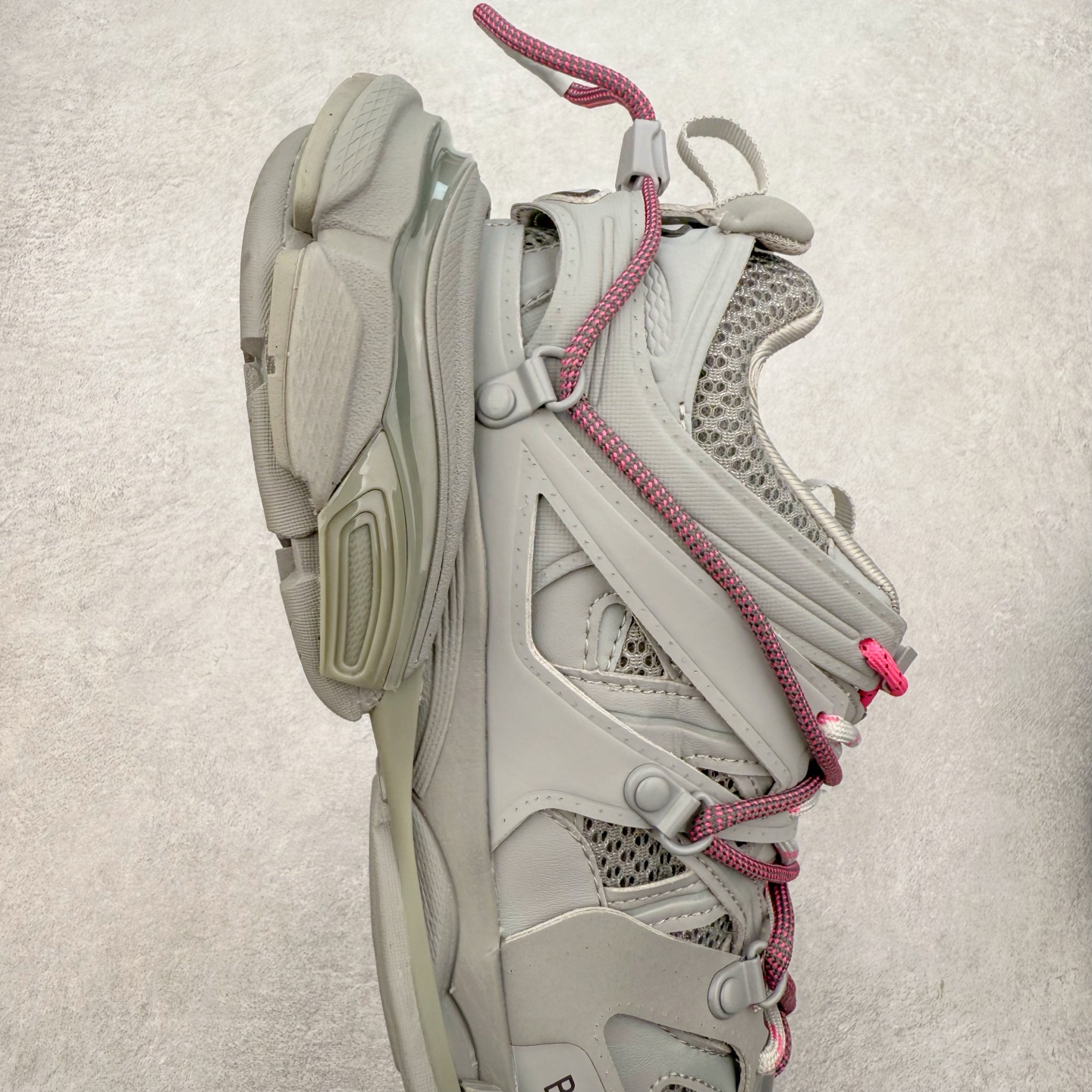 图片[6]-＃VG零售版 BALENCIAGA Track 巴黎世家三代复古老爹鞋 全套原纸板楦头开发 最原汁原味的灵魂版型 全鞋荧光划线卡点 胶水把控整洁度追求极致完美 每一双都是工艺品 多重QC质检 超越公司货的品控标准 实实在在的免检产品 原盒原配 正确字体电绣 粗细、位置、大小正确 侧边TPU 透气孔匹配意产原版 正确气垫分离大底 TPU软底 原版一致大底LOGO 立体感十足 原厂皮料水洗做旧 采购原厂网纱 该款鞋采用网眼布和尼龙制成 不含皮革 鞋舌饰有Track.2橡胶品牌标识 外侧饰有橡胶品牌标识 泡沫后帮压印品牌标识 外底正面压印BB标识 由176块饰片拼接而成的铰接式鞋面 侧面配金属质感网眼布 内面配有额外金属光泽饰件 包含1副鞋带和1副备用鞋带 后帮配有拉环鞋提 动态鞋底设计 为双脚带来后续的助力 正常尺码 尺码：35 36 37 38 39 40 41 42 43 44 45 46-选品中心