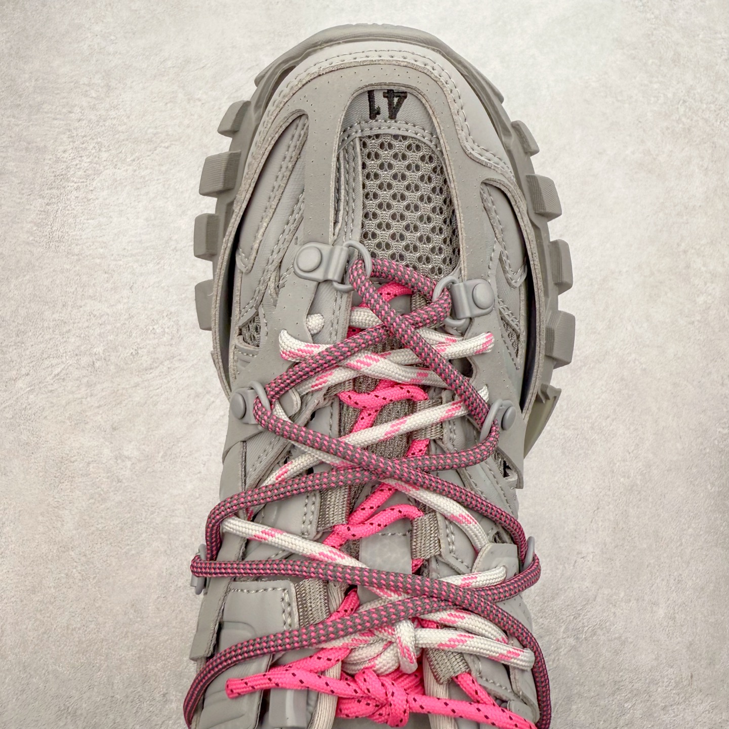 图片[4]-＃VG零售版 BALENCIAGA Track 巴黎世家三代复古老爹鞋 全套原纸板楦头开发 最原汁原味的灵魂版型 全鞋荧光划线卡点 胶水把控整洁度追求极致完美 每一双都是工艺品 多重QC质检 超越公司货的品控标准 实实在在的免检产品 原盒原配 正确字体电绣 粗细、位置、大小正确 侧边TPU 透气孔匹配意产原版 正确气垫分离大底 TPU软底 原版一致大底LOGO 立体感十足 原厂皮料水洗做旧 采购原厂网纱 该款鞋采用网眼布和尼龙制成 不含皮革 鞋舌饰有Track.2橡胶品牌标识 外侧饰有橡胶品牌标识 泡沫后帮压印品牌标识 外底正面压印BB标识 由176块饰片拼接而成的铰接式鞋面 侧面配金属质感网眼布 内面配有额外金属光泽饰件 包含1副鞋带和1副备用鞋带 后帮配有拉环鞋提 动态鞋底设计 为双脚带来后续的助力 正常尺码 尺码：35 36 37 38 39 40 41 42 43 44 45 46-选品中心