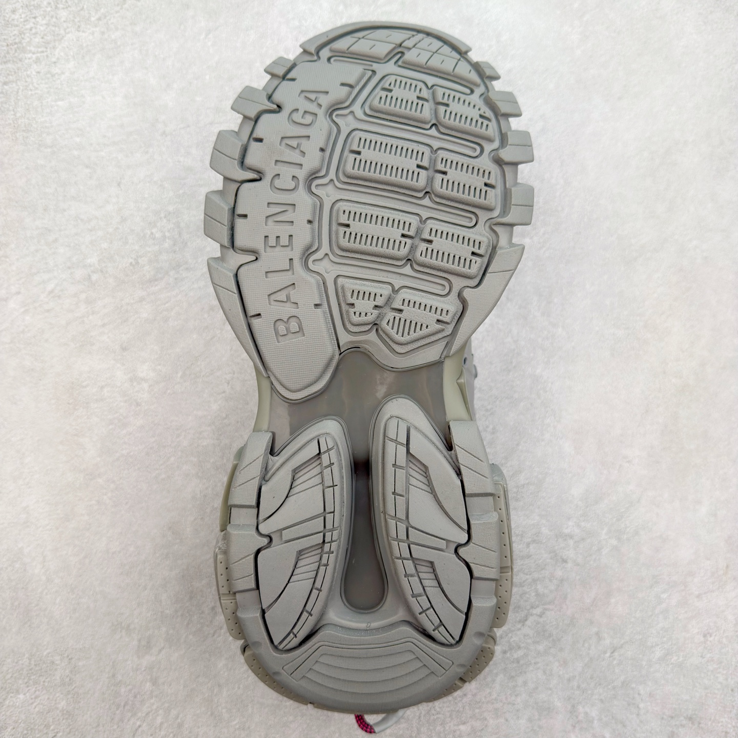 图片[9]-＃VG零售版 BALENCIAGA Track 巴黎世家三代复古老爹鞋 全套原纸板楦头开发 最原汁原味的灵魂版型 全鞋荧光划线卡点 胶水把控整洁度追求极致完美 每一双都是工艺品 多重QC质检 超越公司货的品控标准 实实在在的免检产品 原盒原配 正确字体电绣 粗细、位置、大小正确 侧边TPU 透气孔匹配意产原版 正确气垫分离大底 TPU软底 原版一致大底LOGO 立体感十足 原厂皮料水洗做旧 采购原厂网纱 该款鞋采用网眼布和尼龙制成 不含皮革 鞋舌饰有Track.2橡胶品牌标识 外侧饰有橡胶品牌标识 泡沫后帮压印品牌标识 外底正面压印BB标识 由176块饰片拼接而成的铰接式鞋面 侧面配金属质感网眼布 内面配有额外金属光泽饰件 包含1副鞋带和1副备用鞋带 后帮配有拉环鞋提 动态鞋底设计 为双脚带来后续的助力 正常尺码 尺码：35 36 37 38 39 40 41 42 43 44 45 46-选品中心