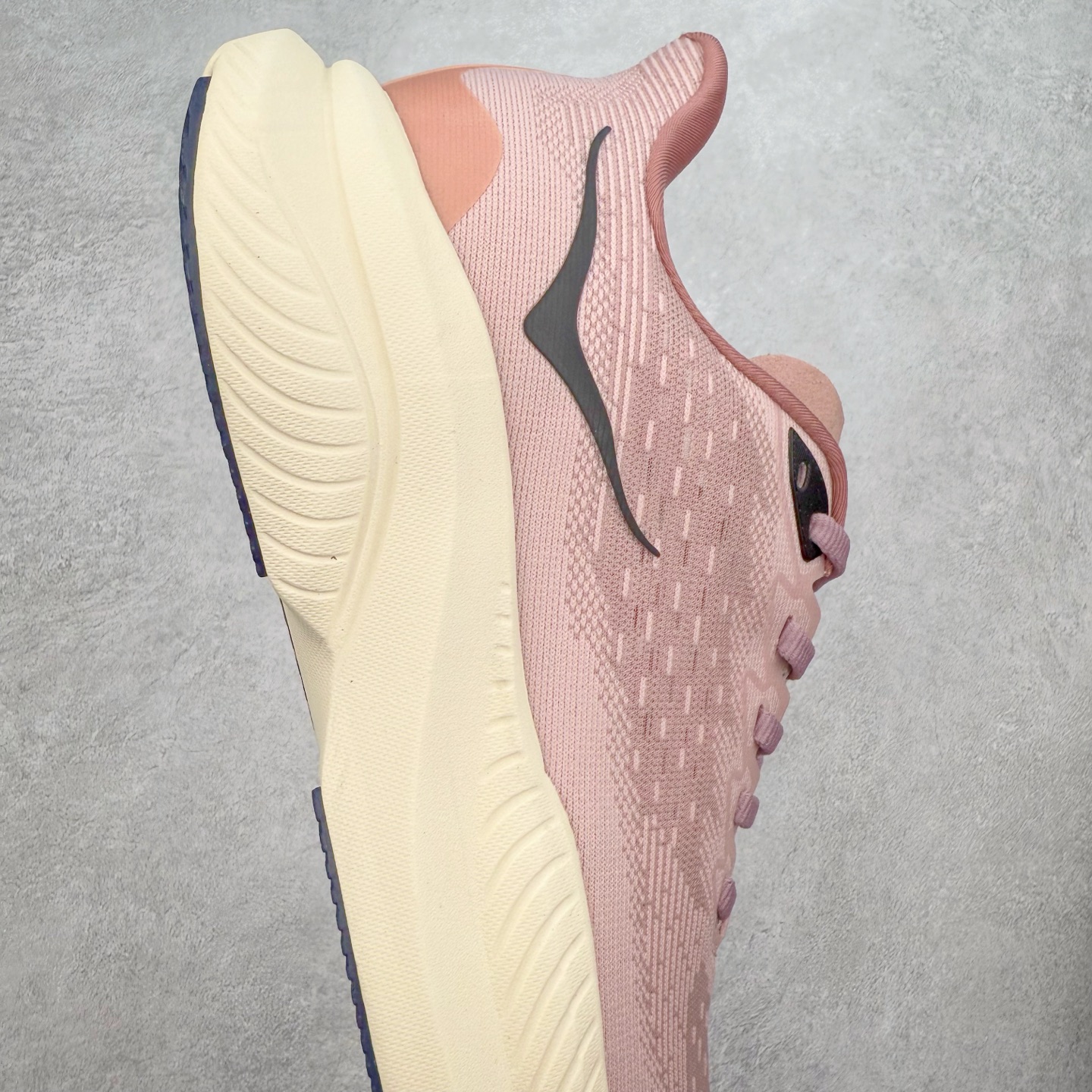 图片[6]-＃特价福利 HOKA ONE ONE MACH 马赫6 柔软舒适Y2K复古跑鞋防滑耐磨低帮跑步鞋 鞋面上部使用了编织紧密的单层提花网纱（Creel Jacquard）针织技术，虽然初穿时中足部位包裹稍显紧绷，但在几次穿着跑步后会好转，材料舒适贴合，无热点或刺激现象出现。鞋带系统标准配置，鞋带质量理想，鞋舌薄而填充少，内外两侧完全接合，能很好地包裹足部。Mach 6的中底摒弃了先前Mach 5所使用的PROFLY+双层中底和橡胶化泡沫，转而采用全新的SCF（超级临界泡沫）EVA材料，该材料为跑者提供了更明显的回弹感，在落地时能够快速反弹推离地面。相较于Mach 5的软弹着地感，Mach 6带来了一种显著不同的跑步体验。尺码：36 36.5 37.5 38 38.5 39 40 40.5 41 42 42.5 43 44 44.5 45-选品中心