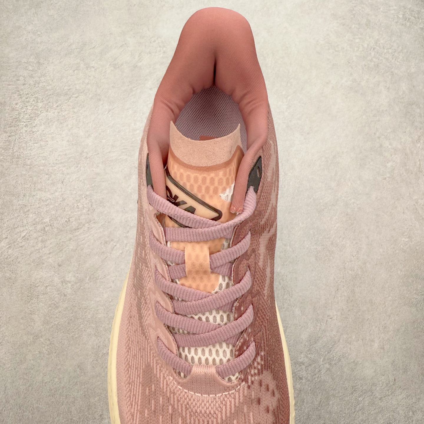 图片[5]-＃特价福利 HOKA ONE ONE MACH 马赫6 柔软舒适Y2K复古跑鞋防滑耐磨低帮跑步鞋 鞋面上部使用了编织紧密的单层提花网纱（Creel Jacquard）针织技术，虽然初穿时中足部位包裹稍显紧绷，但在几次穿着跑步后会好转，材料舒适贴合，无热点或刺激现象出现。鞋带系统标准配置，鞋带质量理想，鞋舌薄而填充少，内外两侧完全接合，能很好地包裹足部。Mach 6的中底摒弃了先前Mach 5所使用的PROFLY+双层中底和橡胶化泡沫，转而采用全新的SCF（超级临界泡沫）EVA材料，该材料为跑者提供了更明显的回弹感，在落地时能够快速反弹推离地面。相较于Mach 5的软弹着地感，Mach 6带来了一种显著不同的跑步体验。尺码：36 36.5 37.5 38 38.5 39 40 40.5 41 42 42.5 43 44 44.5 45-选品中心