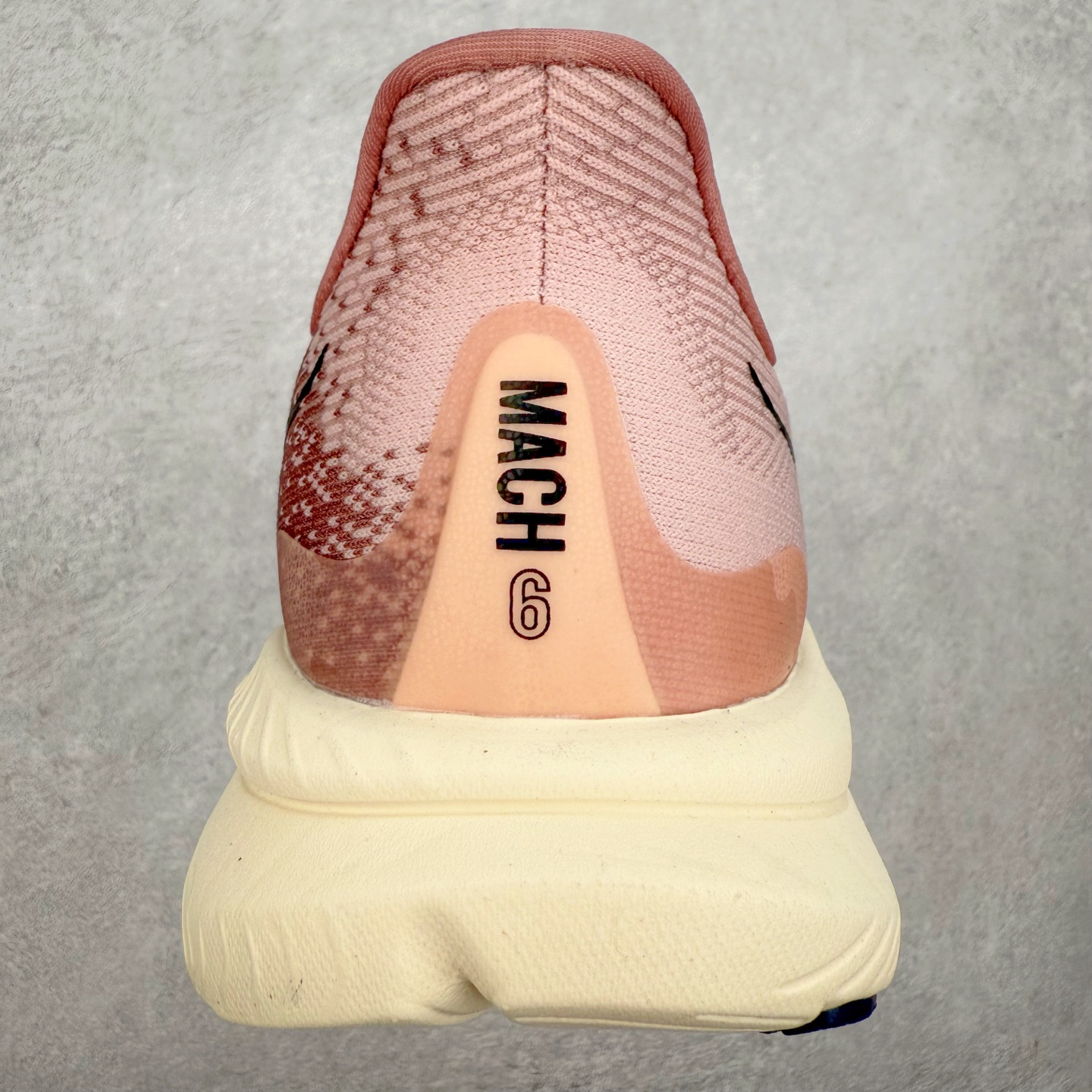 图片[8]-＃特价福利 HOKA ONE ONE MACH 马赫6 柔软舒适Y2K复古跑鞋防滑耐磨低帮跑步鞋 鞋面上部使用了编织紧密的单层提花网纱（Creel Jacquard）针织技术，虽然初穿时中足部位包裹稍显紧绷，但在几次穿着跑步后会好转，材料舒适贴合，无热点或刺激现象出现。鞋带系统标准配置，鞋带质量理想，鞋舌薄而填充少，内外两侧完全接合，能很好地包裹足部。Mach 6的中底摒弃了先前Mach 5所使用的PROFLY+双层中底和橡胶化泡沫，转而采用全新的SCF（超级临界泡沫）EVA材料，该材料为跑者提供了更明显的回弹感，在落地时能够快速反弹推离地面。相较于Mach 5的软弹着地感，Mach 6带来了一种显著不同的跑步体验。尺码：36 36.5 37.5 38 38.5 39 40 40.5 41 42 42.5 43 44 44.5 45-选品中心