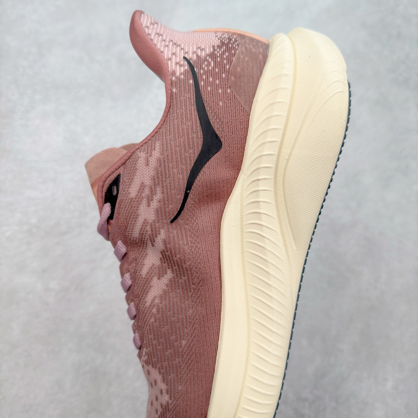 图片[7]-＃特价福利 HOKA ONE ONE MACH 马赫6 柔软舒适Y2K复古跑鞋防滑耐磨低帮跑步鞋 鞋面上部使用了编织紧密的单层提花网纱（Creel Jacquard）针织技术，虽然初穿时中足部位包裹稍显紧绷，但在几次穿着跑步后会好转，材料舒适贴合，无热点或刺激现象出现。鞋带系统标准配置，鞋带质量理想，鞋舌薄而填充少，内外两侧完全接合，能很好地包裹足部。Mach 6的中底摒弃了先前Mach 5所使用的PROFLY+双层中底和橡胶化泡沫，转而采用全新的SCF（超级临界泡沫）EVA材料，该材料为跑者提供了更明显的回弹感，在落地时能够快速反弹推离地面。相较于Mach 5的软弹着地感，Mach 6带来了一种显著不同的跑步体验。尺码：36 36.5 37.5 38 38.5 39 40 40.5 41 42 42.5 43 44 44.5 45-选品中心