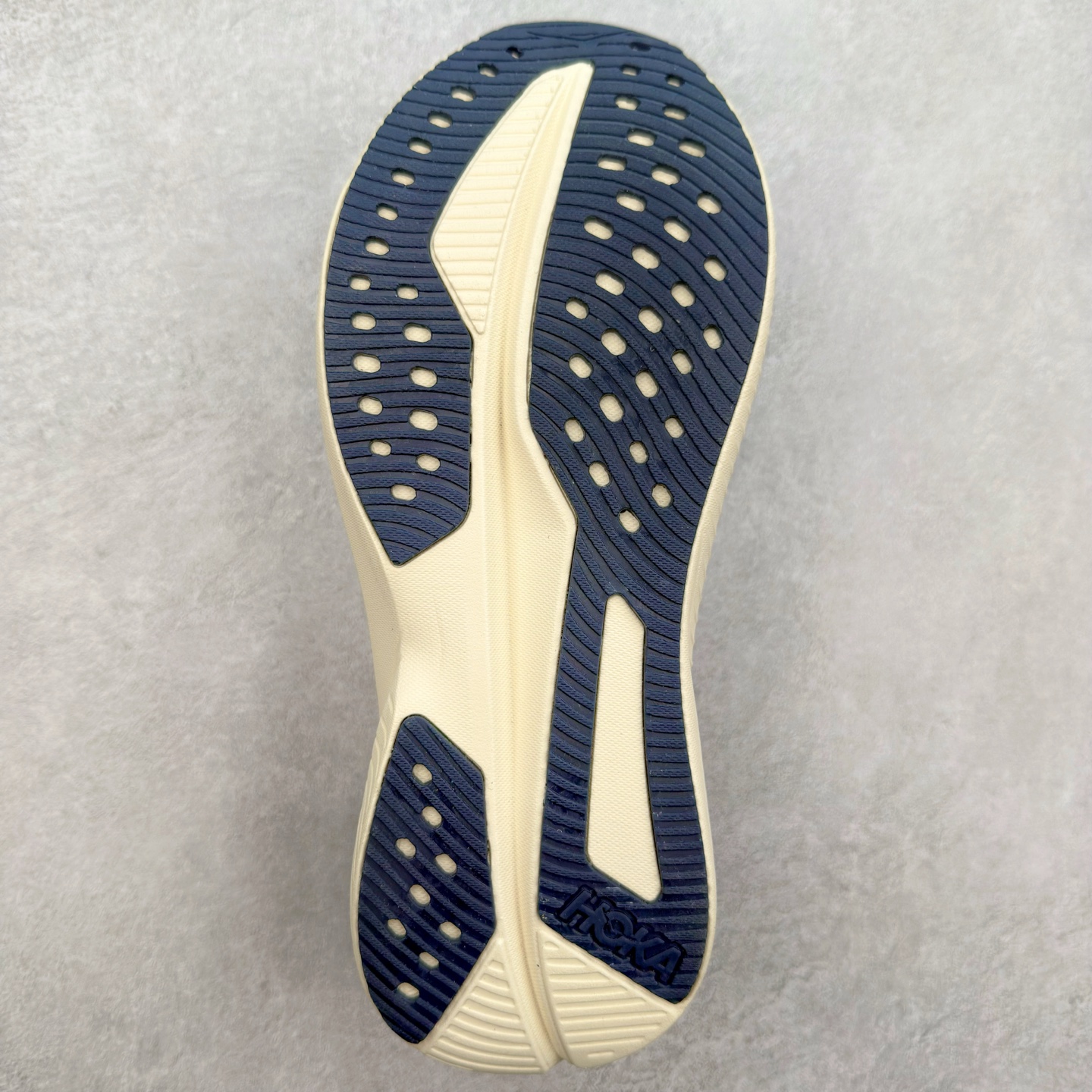 图片[9]-＃特价福利 HOKA ONE ONE MACH 马赫6 柔软舒适Y2K复古跑鞋防滑耐磨低帮跑步鞋 鞋面上部使用了编织紧密的单层提花网纱（Creel Jacquard）针织技术，虽然初穿时中足部位包裹稍显紧绷，但在几次穿着跑步后会好转，材料舒适贴合，无热点或刺激现象出现。鞋带系统标准配置，鞋带质量理想，鞋舌薄而填充少，内外两侧完全接合，能很好地包裹足部。Mach 6的中底摒弃了先前Mach 5所使用的PROFLY+双层中底和橡胶化泡沫，转而采用全新的SCF（超级临界泡沫）EVA材料，该材料为跑者提供了更明显的回弹感，在落地时能够快速反弹推离地面。相较于Mach 5的软弹着地感，Mach 6带来了一种显著不同的跑步体验。尺码：36 36.5 37.5 38 38.5 39 40 40.5 41 42 42.5 43 44 44.5 45-选品中心