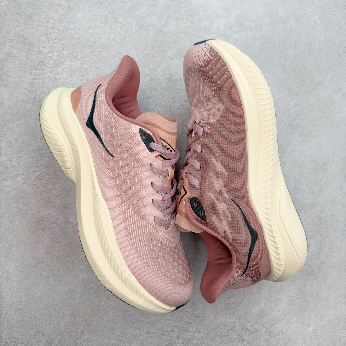 图片[3]-＃特价福利 HOKA ONE ONE MACH 马赫6 柔软舒适Y2K复古跑鞋防滑耐磨低帮跑步鞋 鞋面上部使用了编织紧密的单层提花网纱（Creel Jacquard）针织技术，虽然初穿时中足部位包裹稍显紧绷，但在几次穿着跑步后会好转，材料舒适贴合，无热点或刺激现象出现。鞋带系统标准配置，鞋带质量理想，鞋舌薄而填充少，内外两侧完全接合，能很好地包裹足部。Mach 6的中底摒弃了先前Mach 5所使用的PROFLY+双层中底和橡胶化泡沫，转而采用全新的SCF（超级临界泡沫）EVA材料，该材料为跑者提供了更明显的回弹感，在落地时能够快速反弹推离地面。相较于Mach 5的软弹着地感，Mach 6带来了一种显著不同的跑步体验。尺码：36 36.5 37.5 38 38.5 39 40 40.5 41 42 42.5 43 44 44.5 45-选品中心