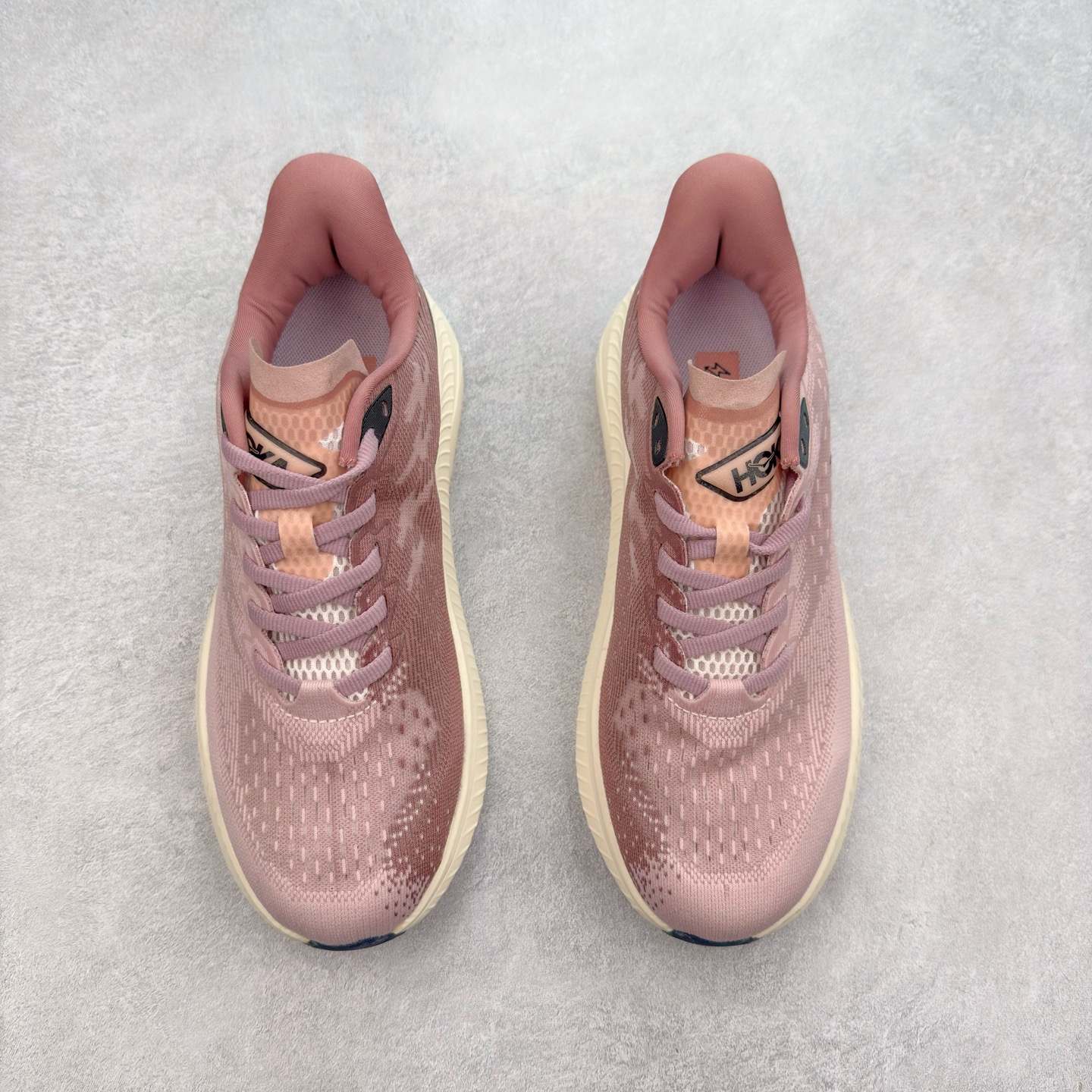 图片[2]-＃特价福利 HOKA ONE ONE MACH 马赫6 柔软舒适Y2K复古跑鞋防滑耐磨低帮跑步鞋 鞋面上部使用了编织紧密的单层提花网纱（Creel Jacquard）针织技术，虽然初穿时中足部位包裹稍显紧绷，但在几次穿着跑步后会好转，材料舒适贴合，无热点或刺激现象出现。鞋带系统标准配置，鞋带质量理想，鞋舌薄而填充少，内外两侧完全接合，能很好地包裹足部。Mach 6的中底摒弃了先前Mach 5所使用的PROFLY+双层中底和橡胶化泡沫，转而采用全新的SCF（超级临界泡沫）EVA材料，该材料为跑者提供了更明显的回弹感，在落地时能够快速反弹推离地面。相较于Mach 5的软弹着地感，Mach 6带来了一种显著不同的跑步体验。尺码：36 36.5 37.5 38 38.5 39 40 40.5 41 42 42.5 43 44 44.5 45-选品中心