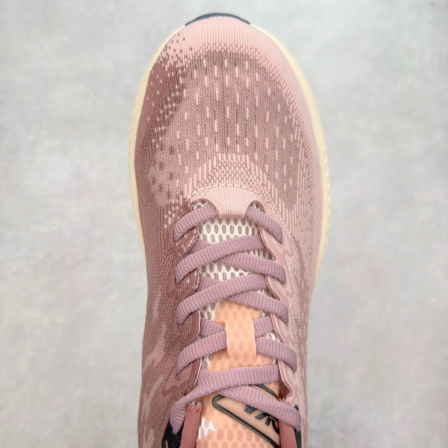 图片[4]-＃特价福利 HOKA ONE ONE MACH 马赫6 柔软舒适Y2K复古跑鞋防滑耐磨低帮跑步鞋 鞋面上部使用了编织紧密的单层提花网纱（Creel Jacquard）针织技术，虽然初穿时中足部位包裹稍显紧绷，但在几次穿着跑步后会好转，材料舒适贴合，无热点或刺激现象出现。鞋带系统标准配置，鞋带质量理想，鞋舌薄而填充少，内外两侧完全接合，能很好地包裹足部。Mach 6的中底摒弃了先前Mach 5所使用的PROFLY+双层中底和橡胶化泡沫，转而采用全新的SCF（超级临界泡沫）EVA材料，该材料为跑者提供了更明显的回弹感，在落地时能够快速反弹推离地面。相较于Mach 5的软弹着地感，Mach 6带来了一种显著不同的跑步体验。尺码：36 36.5 37.5 38 38.5 39 40 40.5 41 42 42.5 43 44 44.5 45-选品中心