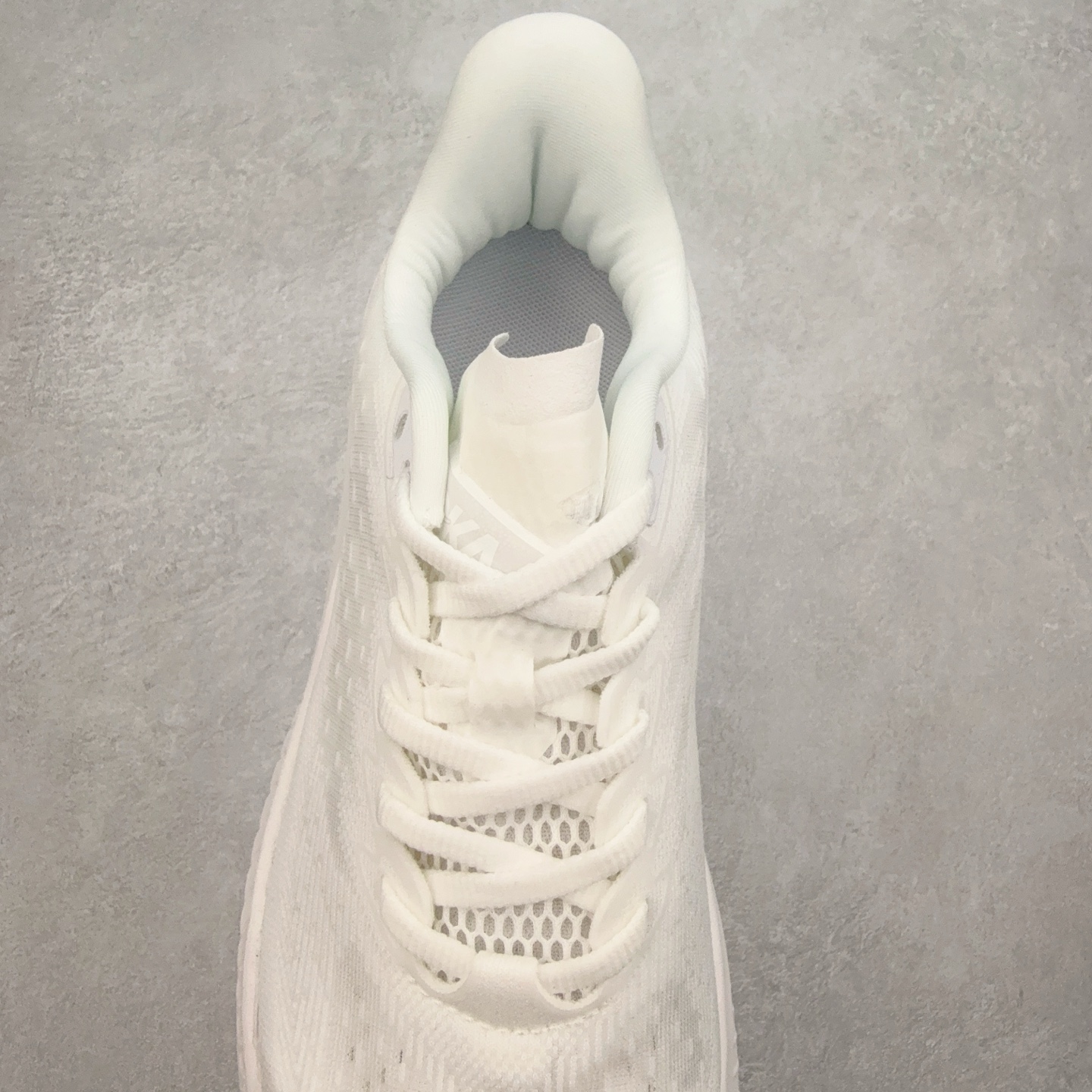 图片[5]-＃特价福利 HOKA ONE ONE MACH 马赫6 柔软舒适Y2K复古跑鞋防滑耐磨低帮跑步鞋 鞋面上部使用了编织紧密的单层提花网纱（Creel Jacquard）针织技术，虽然初穿时中足部位包裹稍显紧绷，但在几次穿着跑步后会好转，材料舒适贴合，无热点或刺激现象出现。鞋带系统标准配置，鞋带质量理想，鞋舌薄而填充少，内外两侧完全接合，能很好地包裹足部。Mach 6的中底摒弃了先前Mach 5所使用的PROFLY+双层中底和橡胶化泡沫，转而采用全新的SCF（超级临界泡沫）EVA材料，该材料为跑者提供了更明显的回弹感，在落地时能够快速反弹推离地面。相较于Mach 5的软弹着地感，Mach 6带来了一种显著不同的跑步体验。尺码：36 36.5 37.5 38 38.5 39 40 40.5 41 42 42.5 43 44 44.5 45-选品中心