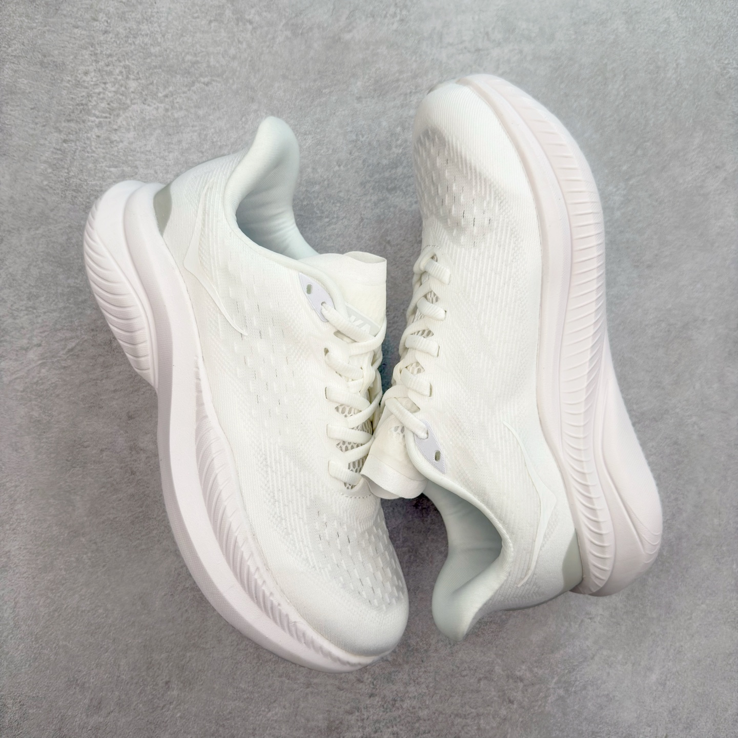 图片[3]-＃特价福利 HOKA ONE ONE MACH 马赫6 柔软舒适Y2K复古跑鞋防滑耐磨低帮跑步鞋 鞋面上部使用了编织紧密的单层提花网纱（Creel Jacquard）针织技术，虽然初穿时中足部位包裹稍显紧绷，但在几次穿着跑步后会好转，材料舒适贴合，无热点或刺激现象出现。鞋带系统标准配置，鞋带质量理想，鞋舌薄而填充少，内外两侧完全接合，能很好地包裹足部。Mach 6的中底摒弃了先前Mach 5所使用的PROFLY+双层中底和橡胶化泡沫，转而采用全新的SCF（超级临界泡沫）EVA材料，该材料为跑者提供了更明显的回弹感，在落地时能够快速反弹推离地面。相较于Mach 5的软弹着地感，Mach 6带来了一种显著不同的跑步体验。尺码：36 36.5 37.5 38 38.5 39 40 40.5 41 42 42.5 43 44 44.5 45-选品中心