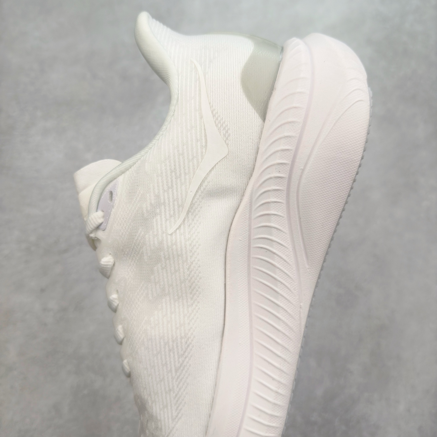 图片[7]-＃特价福利 HOKA ONE ONE MACH 马赫6 柔软舒适Y2K复古跑鞋防滑耐磨低帮跑步鞋 鞋面上部使用了编织紧密的单层提花网纱（Creel Jacquard）针织技术，虽然初穿时中足部位包裹稍显紧绷，但在几次穿着跑步后会好转，材料舒适贴合，无热点或刺激现象出现。鞋带系统标准配置，鞋带质量理想，鞋舌薄而填充少，内外两侧完全接合，能很好地包裹足部。Mach 6的中底摒弃了先前Mach 5所使用的PROFLY+双层中底和橡胶化泡沫，转而采用全新的SCF（超级临界泡沫）EVA材料，该材料为跑者提供了更明显的回弹感，在落地时能够快速反弹推离地面。相较于Mach 5的软弹着地感，Mach 6带来了一种显著不同的跑步体验。尺码：36 36.5 37.5 38 38.5 39 40 40.5 41 42 42.5 43 44 44.5 45-选品中心