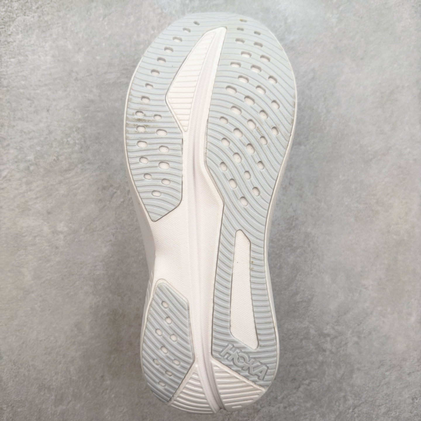 图片[9]-＃特价福利 HOKA ONE ONE MACH 马赫6 柔软舒适Y2K复古跑鞋防滑耐磨低帮跑步鞋 鞋面上部使用了编织紧密的单层提花网纱（Creel Jacquard）针织技术，虽然初穿时中足部位包裹稍显紧绷，但在几次穿着跑步后会好转，材料舒适贴合，无热点或刺激现象出现。鞋带系统标准配置，鞋带质量理想，鞋舌薄而填充少，内外两侧完全接合，能很好地包裹足部。Mach 6的中底摒弃了先前Mach 5所使用的PROFLY+双层中底和橡胶化泡沫，转而采用全新的SCF（超级临界泡沫）EVA材料，该材料为跑者提供了更明显的回弹感，在落地时能够快速反弹推离地面。相较于Mach 5的软弹着地感，Mach 6带来了一种显著不同的跑步体验。尺码：36 36.5 37.5 38 38.5 39 40 40.5 41 42 42.5 43 44 44.5 45-选品中心