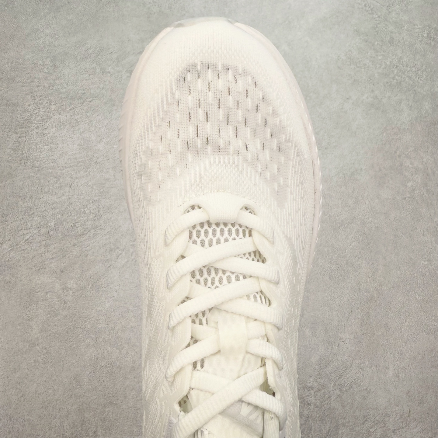 图片[4]-＃特价福利 HOKA ONE ONE MACH 马赫6 柔软舒适Y2K复古跑鞋防滑耐磨低帮跑步鞋 鞋面上部使用了编织紧密的单层提花网纱（Creel Jacquard）针织技术，虽然初穿时中足部位包裹稍显紧绷，但在几次穿着跑步后会好转，材料舒适贴合，无热点或刺激现象出现。鞋带系统标准配置，鞋带质量理想，鞋舌薄而填充少，内外两侧完全接合，能很好地包裹足部。Mach 6的中底摒弃了先前Mach 5所使用的PROFLY+双层中底和橡胶化泡沫，转而采用全新的SCF（超级临界泡沫）EVA材料，该材料为跑者提供了更明显的回弹感，在落地时能够快速反弹推离地面。相较于Mach 5的软弹着地感，Mach 6带来了一种显著不同的跑步体验。尺码：36 36.5 37.5 38 38.5 39 40 40.5 41 42 42.5 43 44 44.5 45-选品中心