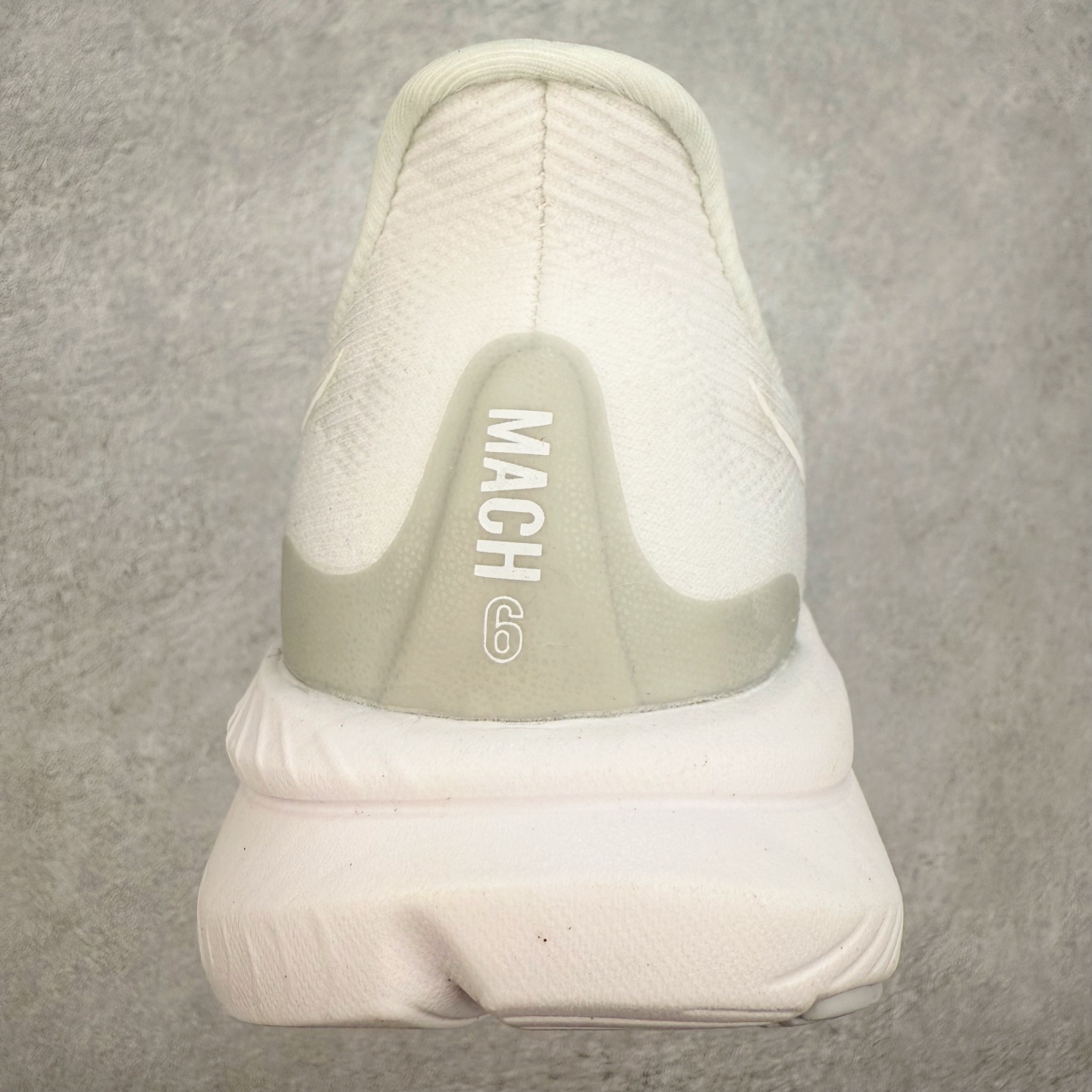 图片[8]-＃特价福利 HOKA ONE ONE MACH 马赫6 柔软舒适Y2K复古跑鞋防滑耐磨低帮跑步鞋 鞋面上部使用了编织紧密的单层提花网纱（Creel Jacquard）针织技术，虽然初穿时中足部位包裹稍显紧绷，但在几次穿着跑步后会好转，材料舒适贴合，无热点或刺激现象出现。鞋带系统标准配置，鞋带质量理想，鞋舌薄而填充少，内外两侧完全接合，能很好地包裹足部。Mach 6的中底摒弃了先前Mach 5所使用的PROFLY+双层中底和橡胶化泡沫，转而采用全新的SCF（超级临界泡沫）EVA材料，该材料为跑者提供了更明显的回弹感，在落地时能够快速反弹推离地面。相较于Mach 5的软弹着地感，Mach 6带来了一种显著不同的跑步体验。尺码：36 36.5 37.5 38 38.5 39 40 40.5 41 42 42.5 43 44 44.5 45-选品中心