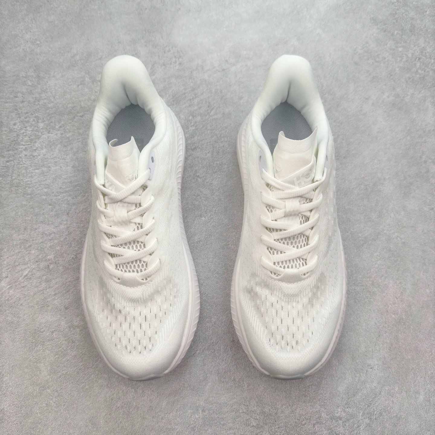 图片[2]-＃特价福利 HOKA ONE ONE MACH 马赫6 柔软舒适Y2K复古跑鞋防滑耐磨低帮跑步鞋 鞋面上部使用了编织紧密的单层提花网纱（Creel Jacquard）针织技术，虽然初穿时中足部位包裹稍显紧绷，但在几次穿着跑步后会好转，材料舒适贴合，无热点或刺激现象出现。鞋带系统标准配置，鞋带质量理想，鞋舌薄而填充少，内外两侧完全接合，能很好地包裹足部。Mach 6的中底摒弃了先前Mach 5所使用的PROFLY+双层中底和橡胶化泡沫，转而采用全新的SCF（超级临界泡沫）EVA材料，该材料为跑者提供了更明显的回弹感，在落地时能够快速反弹推离地面。相较于Mach 5的软弹着地感，Mach 6带来了一种显著不同的跑步体验。尺码：36 36.5 37.5 38 38.5 39 40 40.5 41 42 42.5 43 44 44.5 45-选品中心